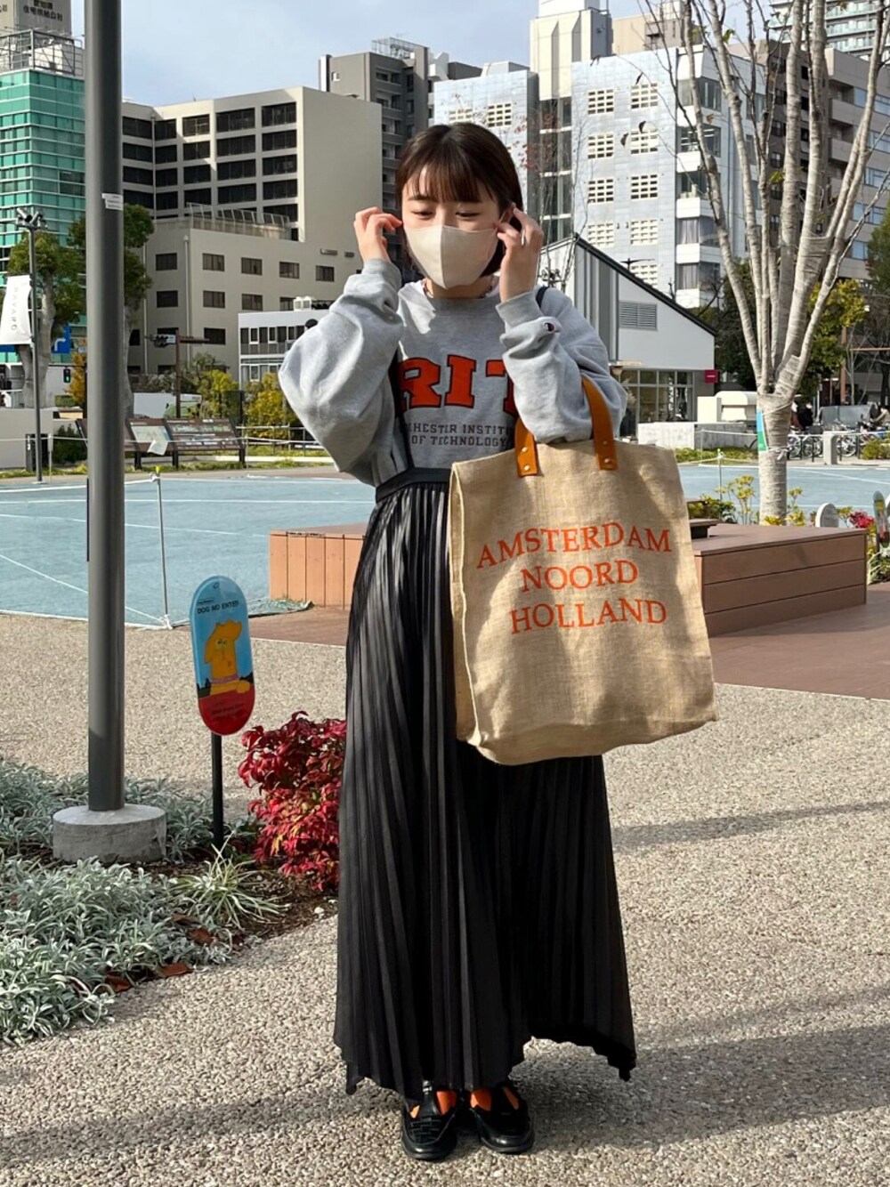 「冬コーデ、カジュアルコーデ、レザースカート、オレンジコーデ、VACANCY、MAISON BENGAL、samoyed、Champion、古着MIX、ロゴスウェット、ootd、ボリューム袖、トートバッグ、プリーツスカート」｜「Samoyedのアイテム（ローファー、ブラック系）」を使った、よっちゃんさん（レディース・160cm）の冬コーディネートの1枚目の写真