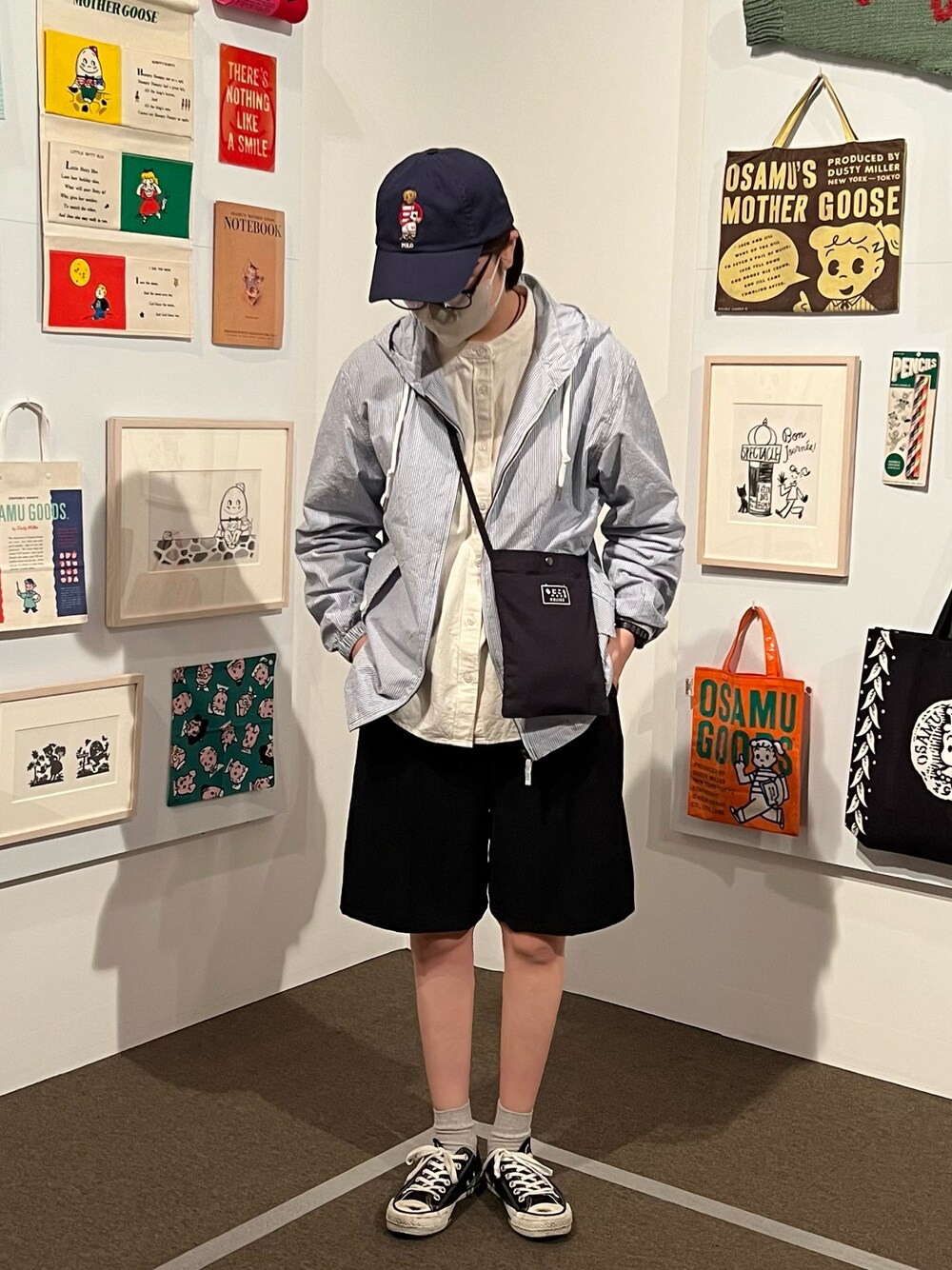 「春コーデ、カジュアルコーデ、メンズライク、無印コーデ、ユニクロコーデ、ハーフパンツ、スニーカーコーデ、ootd、サコッシュバッグ、シャツスタイル、美術館コーデ、キャップ×メガネ、3色コーデ、メガネコーデ」｜「CONVERSEのCONVERSE コンバース オール スター ジャパン オックス / ALL STAR J OX (BLACK) 32167431（スニーカー、ブラック系）」を使った、よっちゃんさん（レディース・160cm）の春コーディネートの1枚目の写真