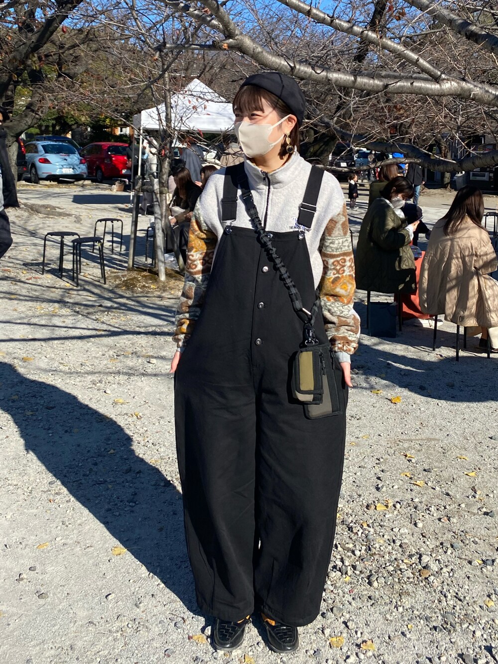 「サロペット、冬コーデ、ootd、ニコアンド、niko and ...、ミニバッグ、merlot、朝市、ロールキャップ、samoyed」｜「niko and...のワッシャーロールキャップ（キャップ、ブラック系）」を使った、よっちゃんさん（レディース・160cm）の秋コーディネートの1枚目の写真
