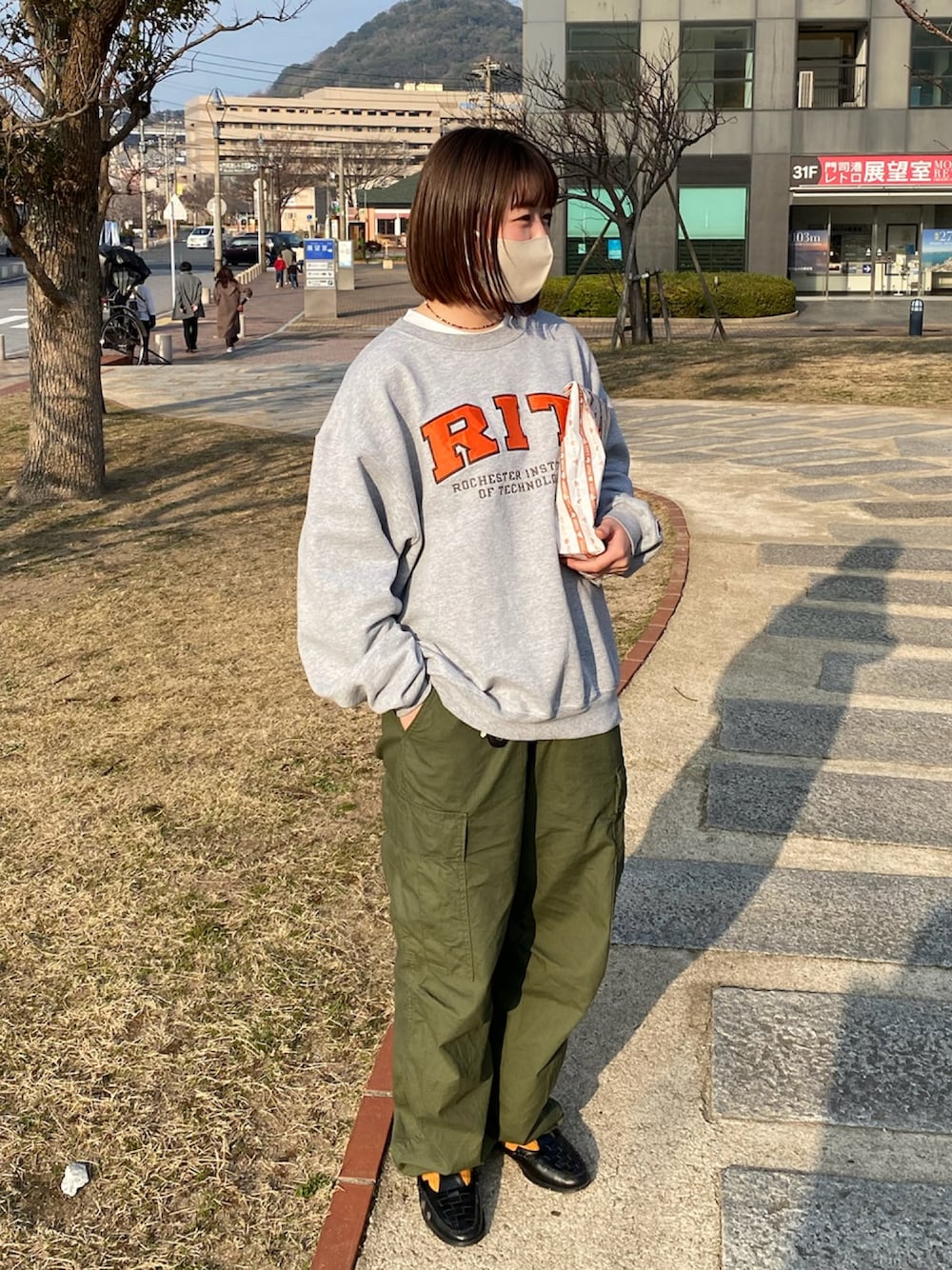 「ジャングルファティーグパンツ、ミリタリーパンツ、古着コーデ、ootd、スウェット、samoyed、military、Champion、カーゴパンツ、秋冬コーデ、メンズライク、Tストラップシューズ」｜「Samoyedのアイテム（ローファー、ブラック系）」を使った、よっちゃんさん（レディース・160cm）の冬コーディネートの1枚目の写真