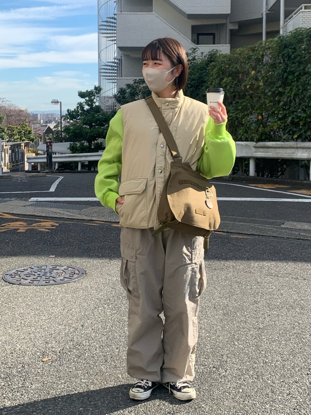 「古着、ダウンベスト、converse、冬コーデ、used mix、蛍光カラー、military、ワークパンツ、ニコアンド、niko and ...、ネオングリーン、ORVIS、VACANCY、グリーン、カーゴパンツ」｜「niko and...のアイテム（カーゴパンツ、グレー系）」を使った、よっちゃんさん（レディース・160cm）の冬コーディネートの1枚目の写真