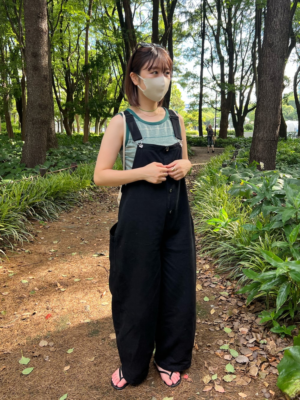 「夏コーデ、タンクトップ、オーバーオール、夏スタイル、サンダルコーデ、お出かけコーデ、ootd、ゆるコーデ、merlot、niko and ...、UNIQLOサングラス」｜「niko and...の[niko and ...JEANS 2021AW]ランダムボーダタンクトップ（タンクトップ、グリーン系）」を使った、よっちゃんさん（レディース・160cm）の秋コーディネートの1枚目の写真
