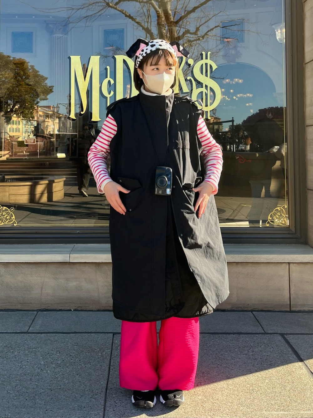 「ディズニーコーデ、ピンクコーデ、101匹わんちゃん、ootd、冬コーデ、春コーデ、ボーダートップス、JEANASiS、samoyed、moussy、NIKE、mystic、タビシューズ、ピンクパンツ、3色コーデ」｜「JEANASISのM-65 マルチウェィコート/260661（その他アウター、ブラック系）」を使った、よっちゃんさん（レディース・160cm）の冬コーディネートの1枚目の写真