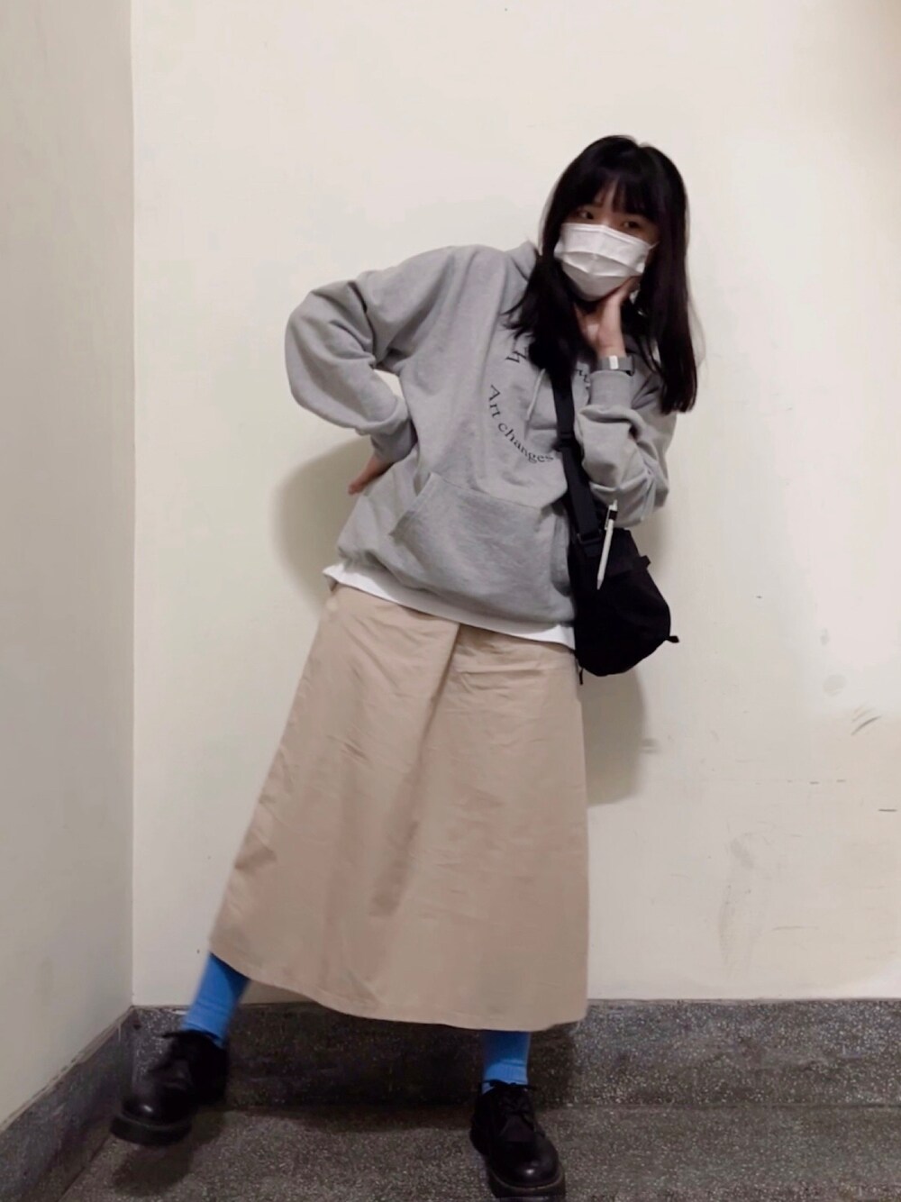 「wonderwallのアイテム（パーカー、グレー系）」を使った、Frankie さん（レディース・165cm）の春コーディネートの1枚目の写真