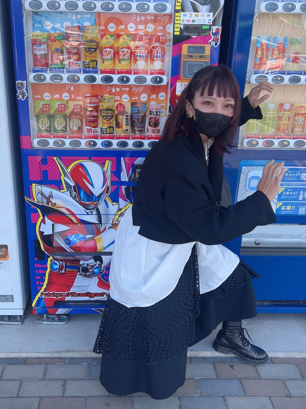 「私の推しブランド、LIMI feu、Y's、yohjiyamamoto、シンプルコーデ、白シャツ、ロングスカート、Dr.Martens、クロコ型押し」｜「LIMI feuのアイテム（ジャケット/アウター、ブラック系）」を使った、シャーロット・ぬまちさん（レディース・156cm）の冬コーディネートの1枚目の写真