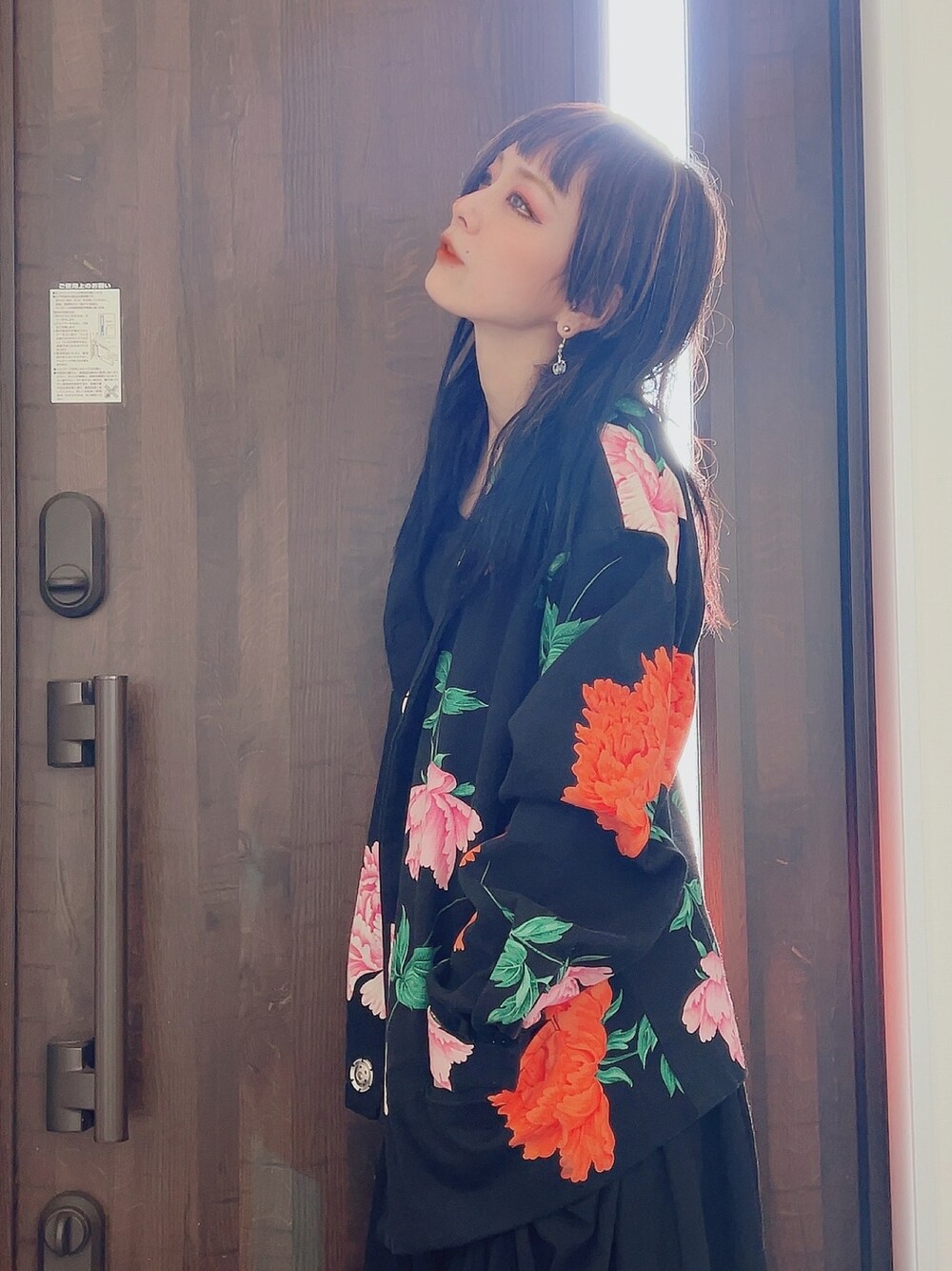 「大人コーデ、yohji yamamoto pour homme、yohji yamamoto、ヨウジヤマモト、ヨウジヤマモトプールオム、Y’s、ワイズ、花と少年期」｜「Yohji Yamamoto POUR HOMMEのアイテム（ジャケット/アウター、ブラック系）」を使った、シャーロット・ぬまちさん（レディース・156cm）の夏コーディネートの1枚目の写真