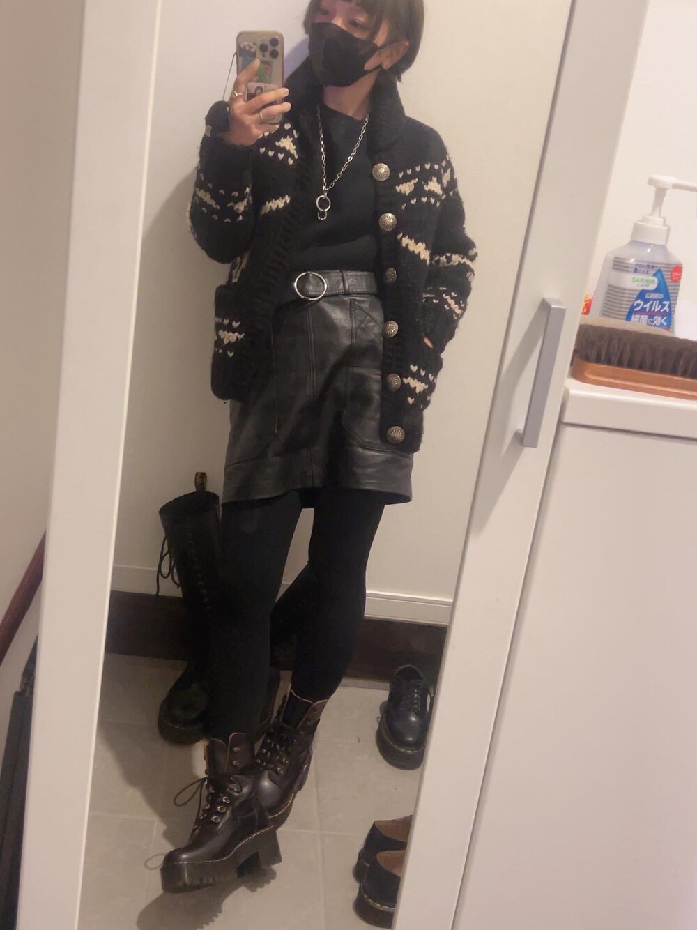 「カジュアル、オトナ女子、カジュアルコーデ、SCHOTT、ショット、Dr.Martens、ドクターマーチン」｜「UNIQLOのアイテム（ニット/セーター、ブラック系）」を使った、シャーロット・ぬまちさん（レディース・156cm）の冬コーディネートの1枚目の写真