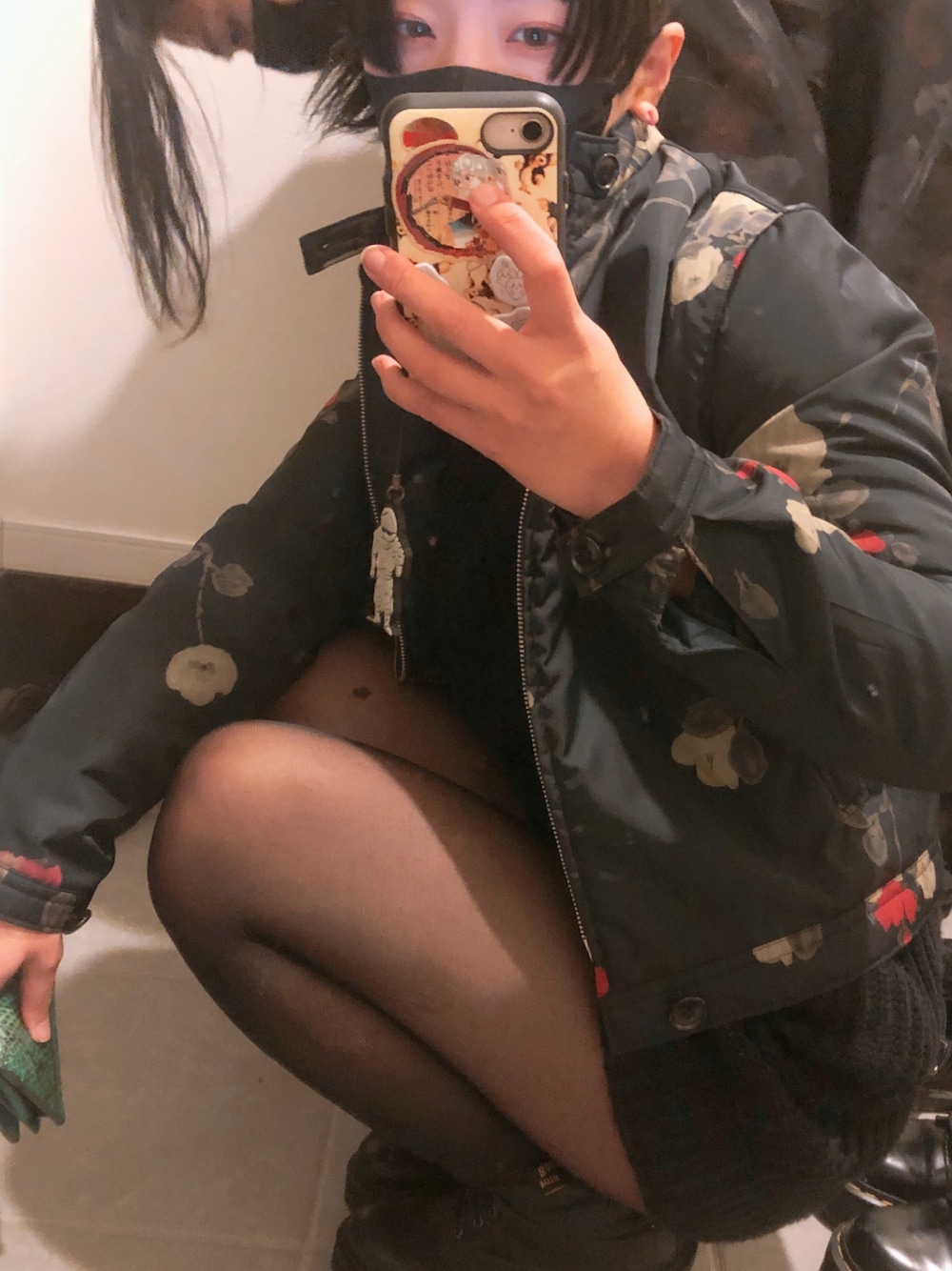 「ワイズ、ys、寒い、Dr.Martens、ラクチンコーデ、ブラック、黒」｜「Y'sのアイテム（ジャケット/アウター、ブラック系）」を使った、シャーロット・ぬまちさん（レディース・156cm）の春コーディネートの1枚目の写真