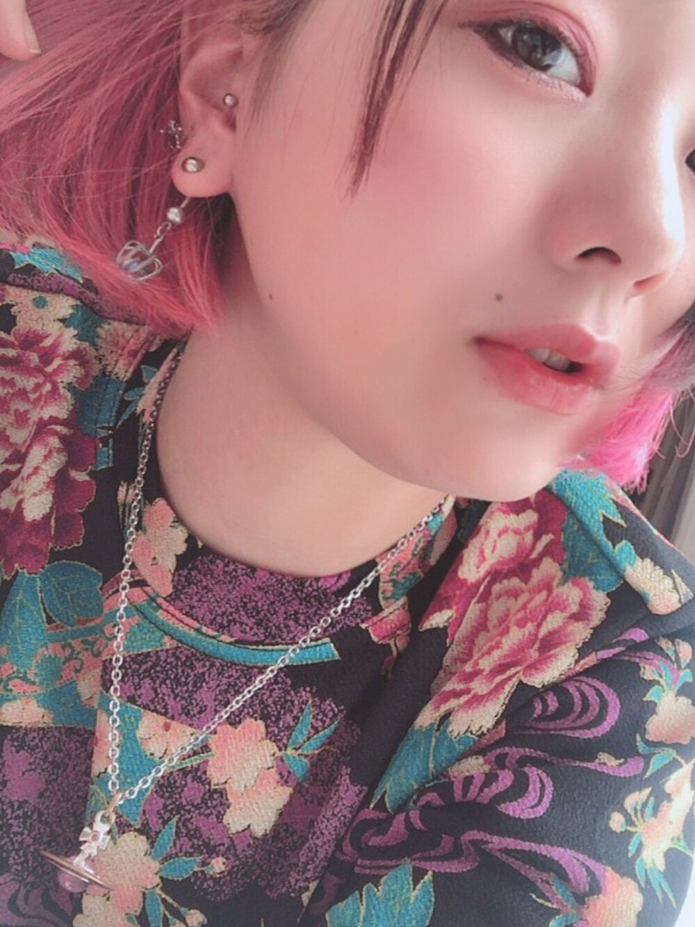「適当、和柄、適当すぎる、柄うるさい、着る場面ない、オーブネックレス」｜「Vivienne Westwoodのアイテム（ネックレス、ピンク系）」を使った、シャーロット・ぬまちさん（レディース・156cm）の秋コーディネートの1枚目の写真