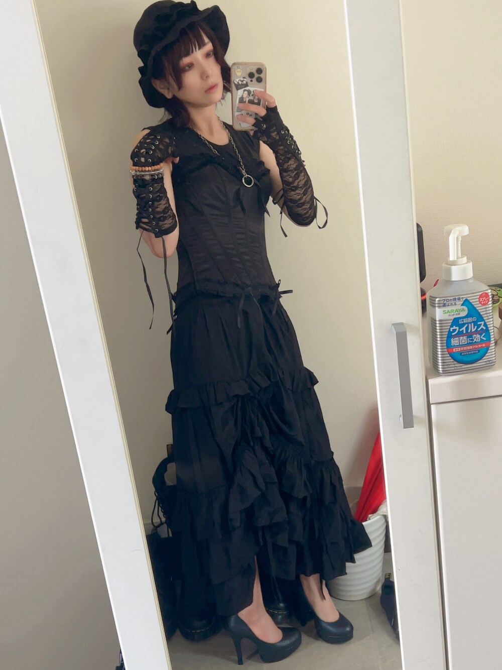 「休日コーデ、モノトーンコーデ、ブラック、ブラックコーデ、コルセット、yohji yamamoto、ヨウジヤマモト、足が痛い」｜「GUCCIのアイテム（ネックレス、シルバー系）」を使った、シャーロット・ぬまちさん（レディース・156cm）の夏コーディネートの1枚目の写真