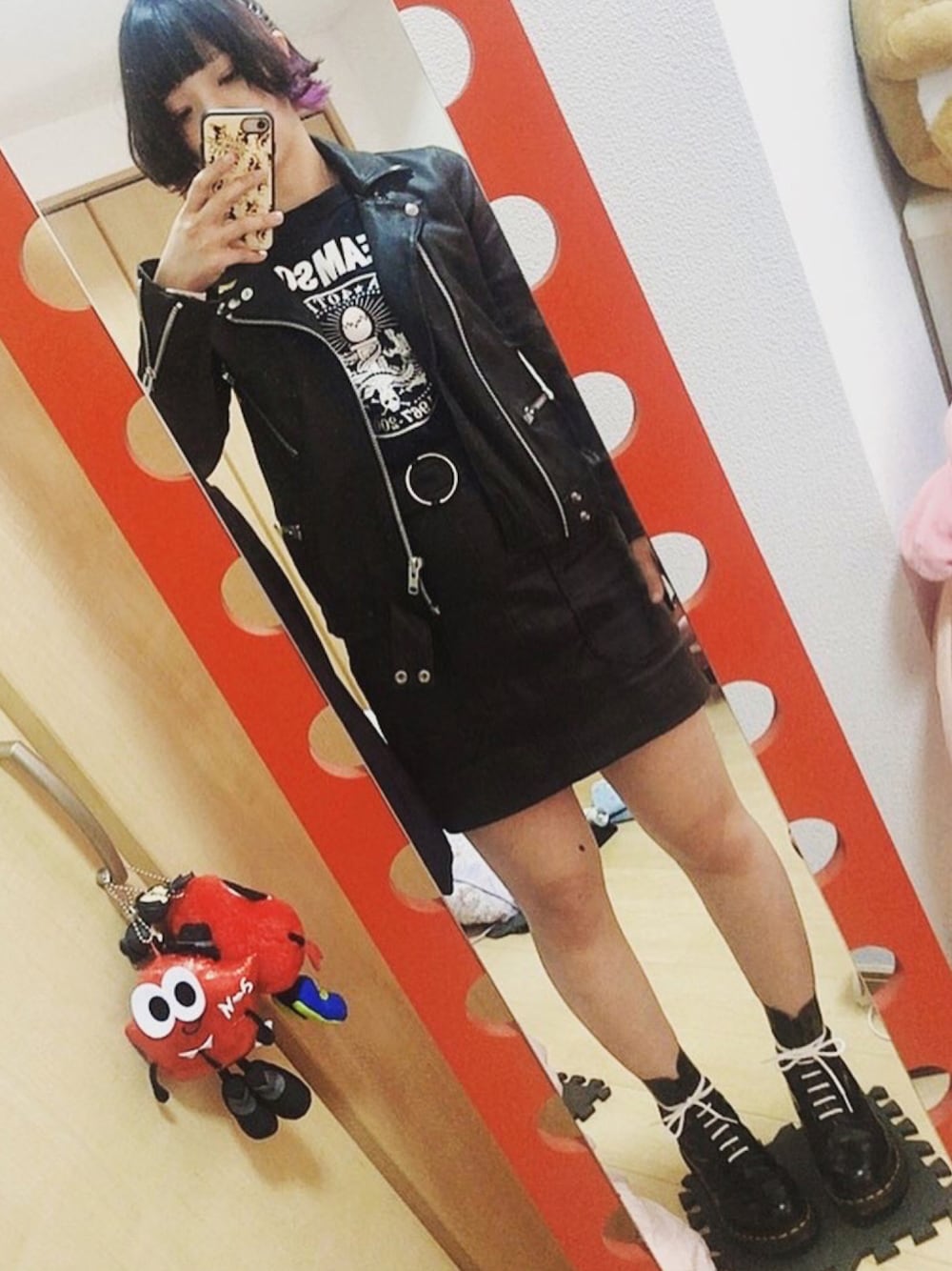 「ライダース、ロック、本革、真っ黒コーデ、黒、モノトーン」｜「RNAのアイテム（ライダースジャケット、ブラック系）」を使った、シャーロット・ぬまちさん（レディース・156cm）の秋コーディネートの1枚目の写真