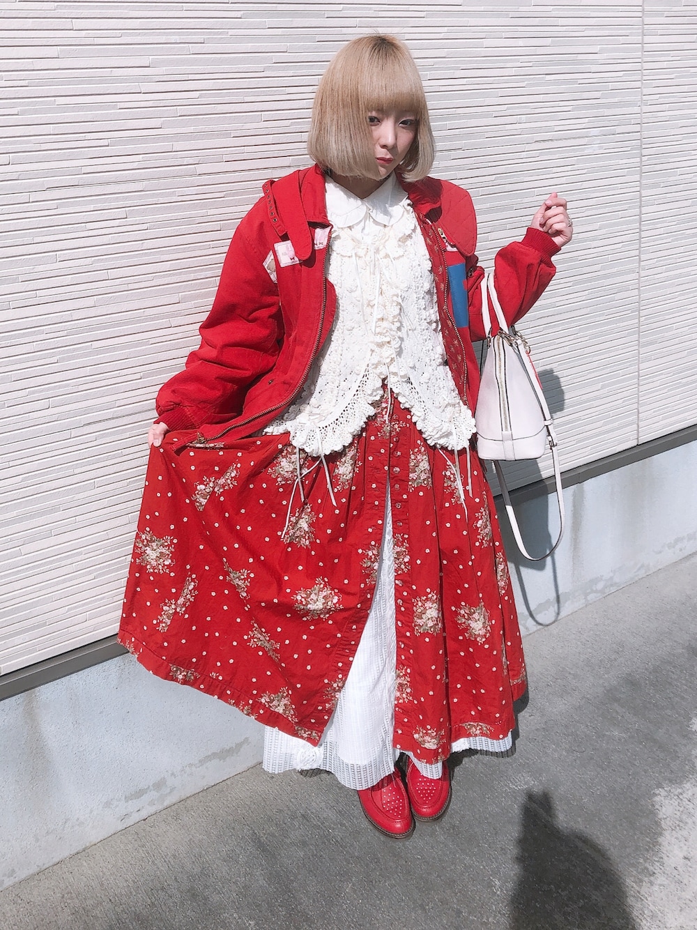 「赤コーデ、めちゃくちゃ寒い、冬コーデ、派手、目が痛い、レトロ、ビンテージ」｜「PINK HOUSEのアイテム（カーディガン/ボレロ、ホワイト系）」を使った、シャーロット・ぬまちさん（レディース・156cm）の秋コーディネートの1枚目の写真