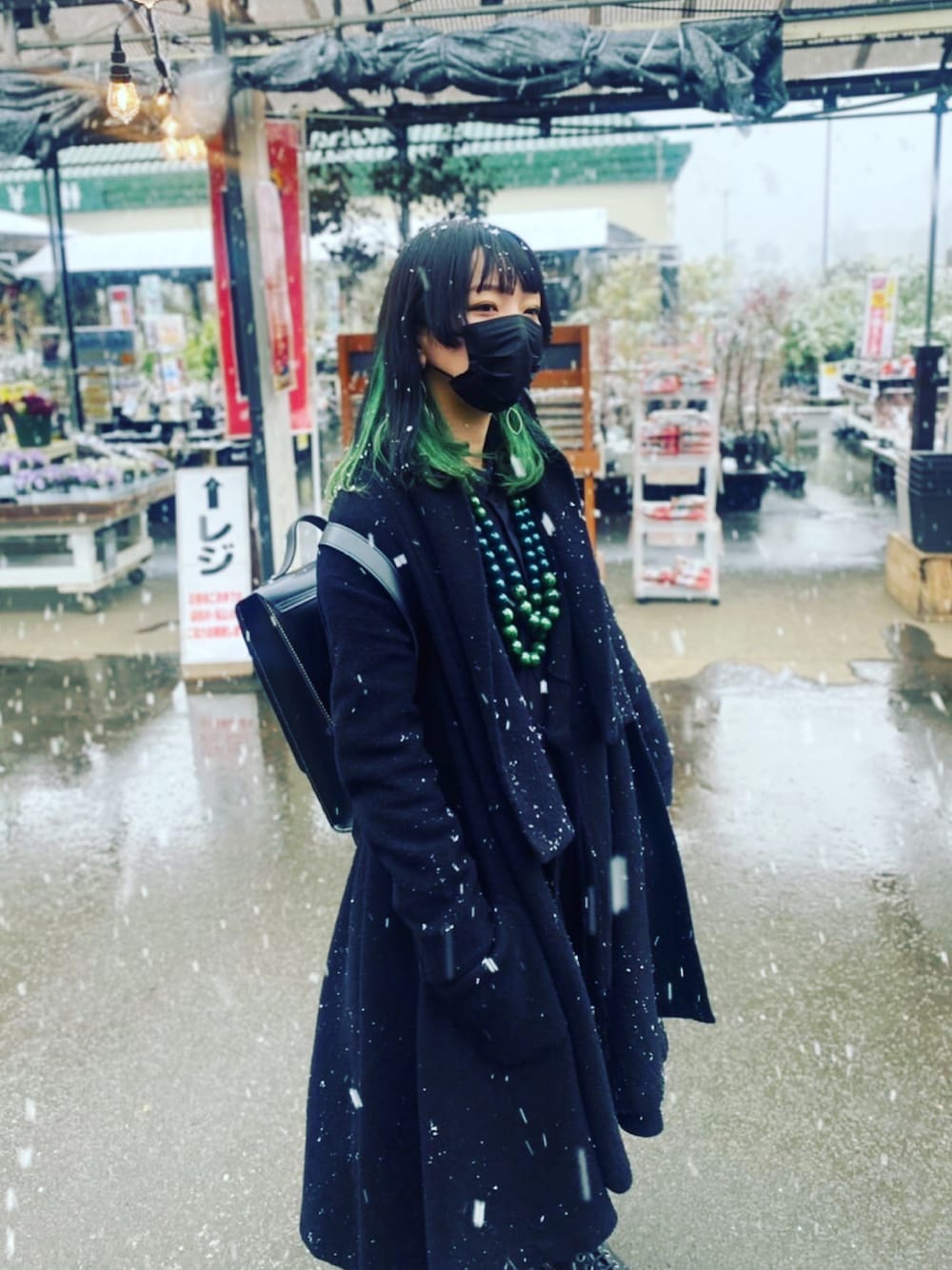 「雪、黒、ブラック、リミフゥ、LIMI feu、Dr.Martens、サッチェルバッグ」｜「LIMI feuのアイテム（ネックレス、グリーン系）」を使った、シャーロット・ぬまちさん（レディース・156cm）の春コーディネートの1枚目の写真