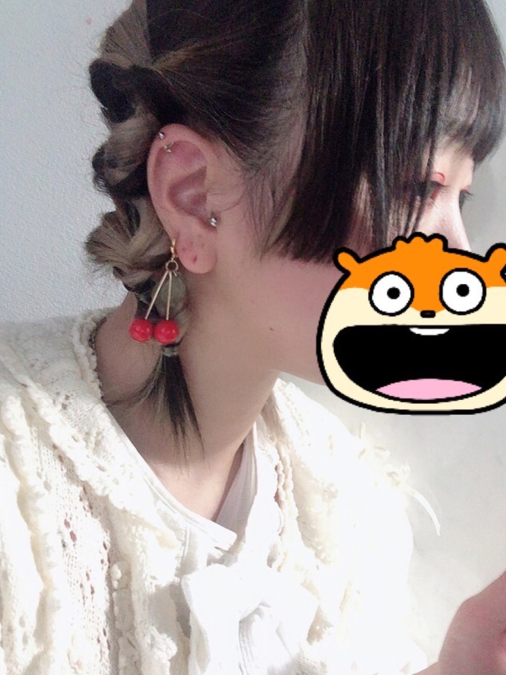 「ヘアアレンジ、レトロ、カントリー、可愛い系、ツートーン、不器用、簡単ヘアアレンジ、お手軽、姫カット」｜「PINK HOUSEのアイテム（シャツ/ブラウス、ホワイト系）」を使った、シャーロット・ぬまちさん（レディース・156cm）の秋コーディネートの1枚目の写真