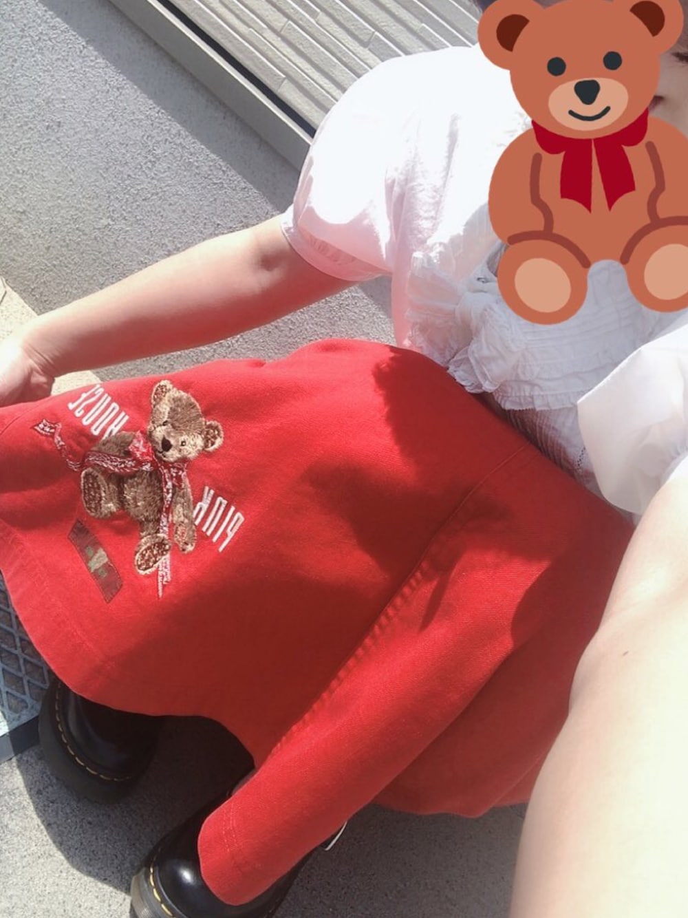 「夏コーデ、シンプルコーデ、白と赤、くま、くまさん、手抜き、ラフ」｜「PINK HOUSEのアイテム（シャツ/ブラウス、ホワイト系）」を使った、シャーロット・ぬまちさん（レディース・156cm）の秋コーディネートの1枚目の写真