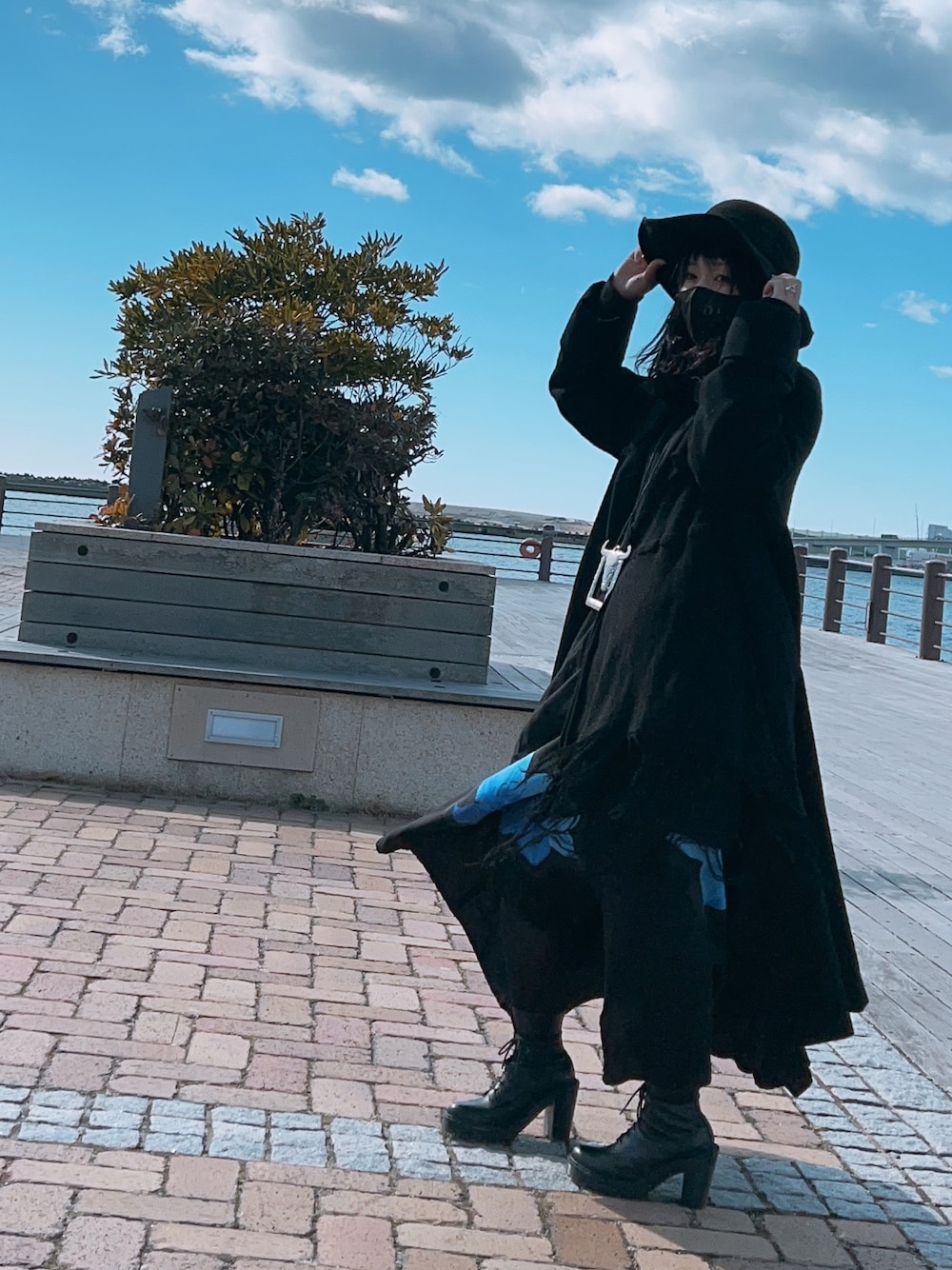 「黒、青×黒、花柄、ロングスカート、ワイズ、GROUND Y、ヨウジヤマモト、yohji yamamoto +noir」｜「Y'sのアイテム（ハット、ブラック系）」を使った、シャーロット・ぬまちさん（レディース・156cm）の春コーディネートの1枚目の写真