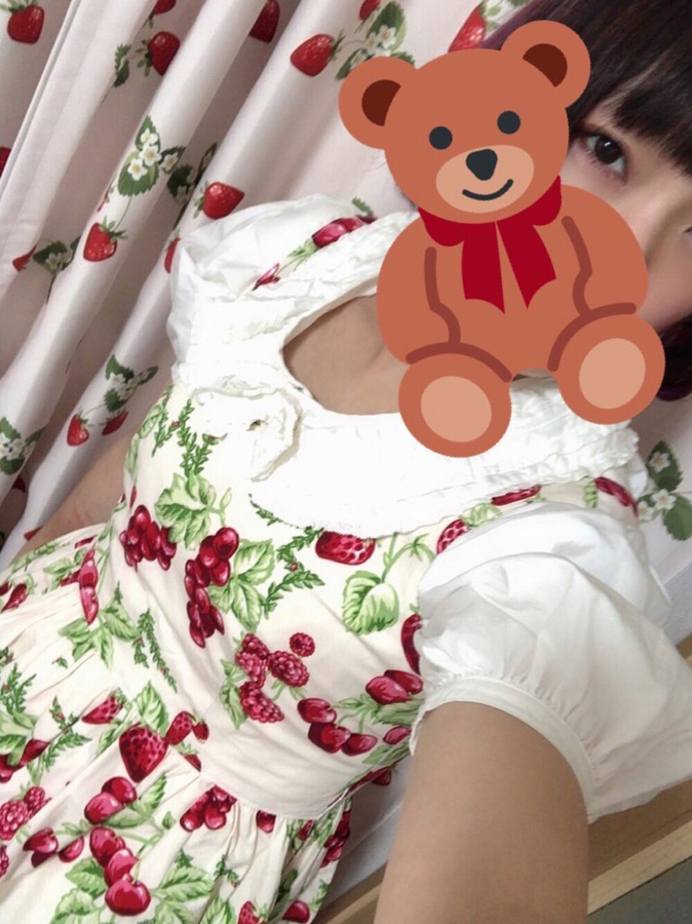 「夏コーデ、フルーツ柄、さくらんぼ、果物柄」｜「PINK HOUSEのアイテム（シャツ/ブラウス、ホワイト系）」を使った、シャーロット・ぬまちさん（レディース・156cm）の秋コーディネートの1枚目の写真