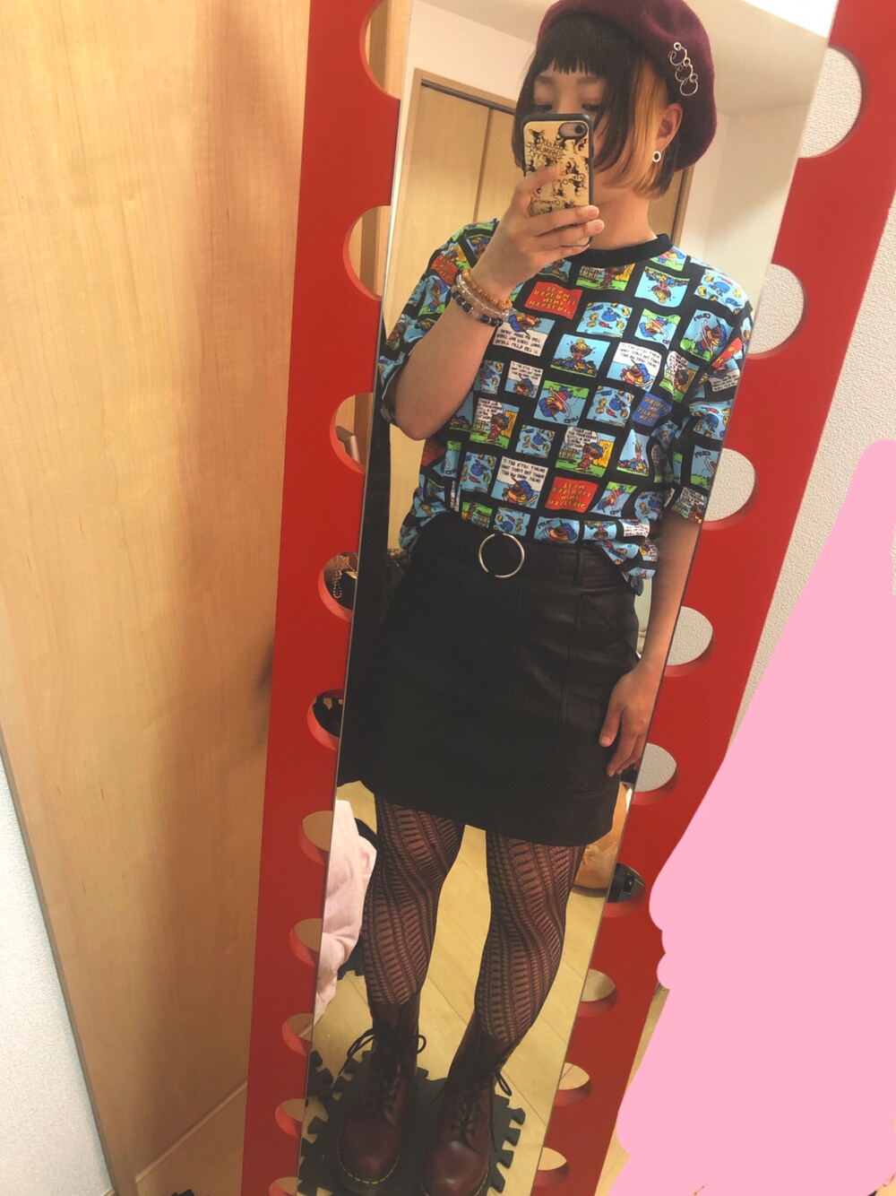 「うるさいコーデ、適当、公園、派手、Dr.Martens 8ホール」｜「HYSTERIC MINIのアイテム（Tシャツ/カットソー、その他）」を使った、シャーロット・ぬまちさん（レディース・156cm）の秋コーディネートの1枚目の写真