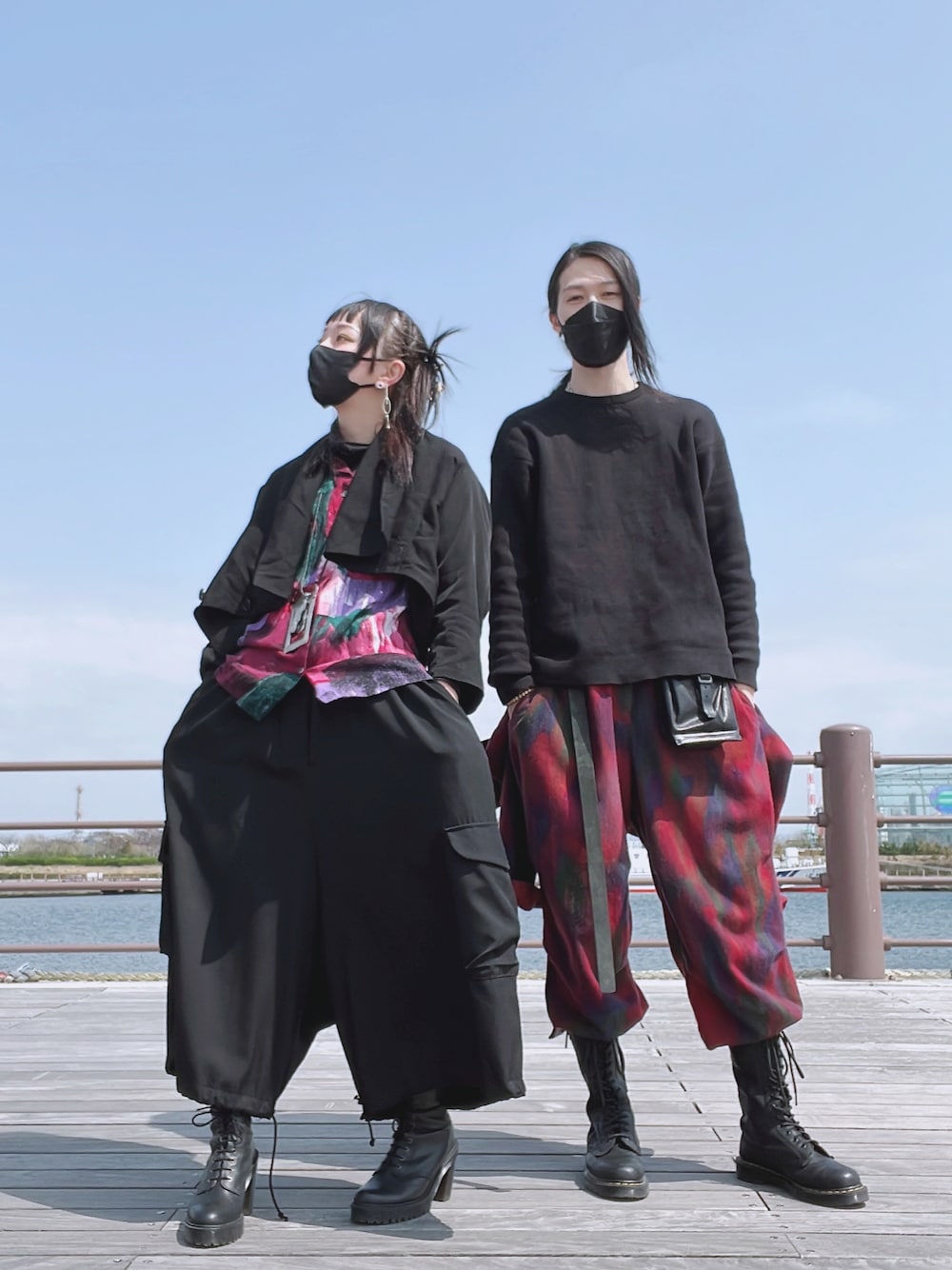 「春服みてみて、はじめましてコーデ、夫婦、yohji yamamoto pour homme、yohji yamamoto、ys、LIMI feu、ワイズ、Dr.Martens、海」｜「AZUL by moussyのアイテム（ニット/セーター、ブラック系）」を使った、シャーロット・ぬまちさん（レディース・156cm）の春コーディネートの1枚目の写真