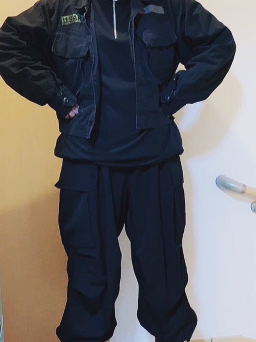 「ヨウジヤマモト、yohjiyamamoto、yohji yamamoto pour homme、アーミー」｜「Yohji Yamamoto POUR HOMMEのアイテム（カーゴパンツ、ブラック系）」を使った、シャーロット・ぬまちさん（レディース・156cm）の秋コーディネートの1枚目の写真