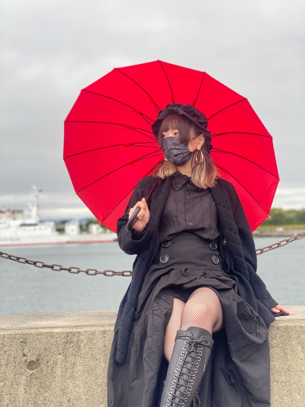 「ポートレート、秋のコーデ、秋冬コーデ、おでかけ、ハイウエスト、黒、ブラック、オールブラック」｜「LIMI feuのアイテム（シャツ/ブラウス、ブラック系）」を使った、シャーロット・ぬまちさん（レディース・156cm）の秋コーディネートの1枚目の写真