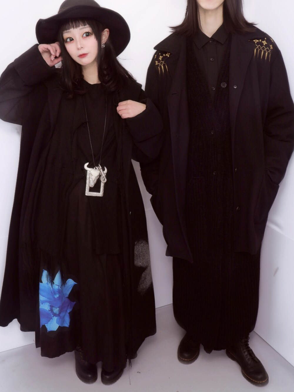 「夫婦、黒、ブラック、yohji yamamoto pour homme、yohji yamamoto、yohji yamamoto +noir、ワイズ、LIMI feu、Dr.Martens、デート、近場」｜「Y'sのアイテム（ハット、ブラック系）」を使った、シャーロット・ぬまちさん（レディース・156cm）の春コーディネートの1枚目の写真