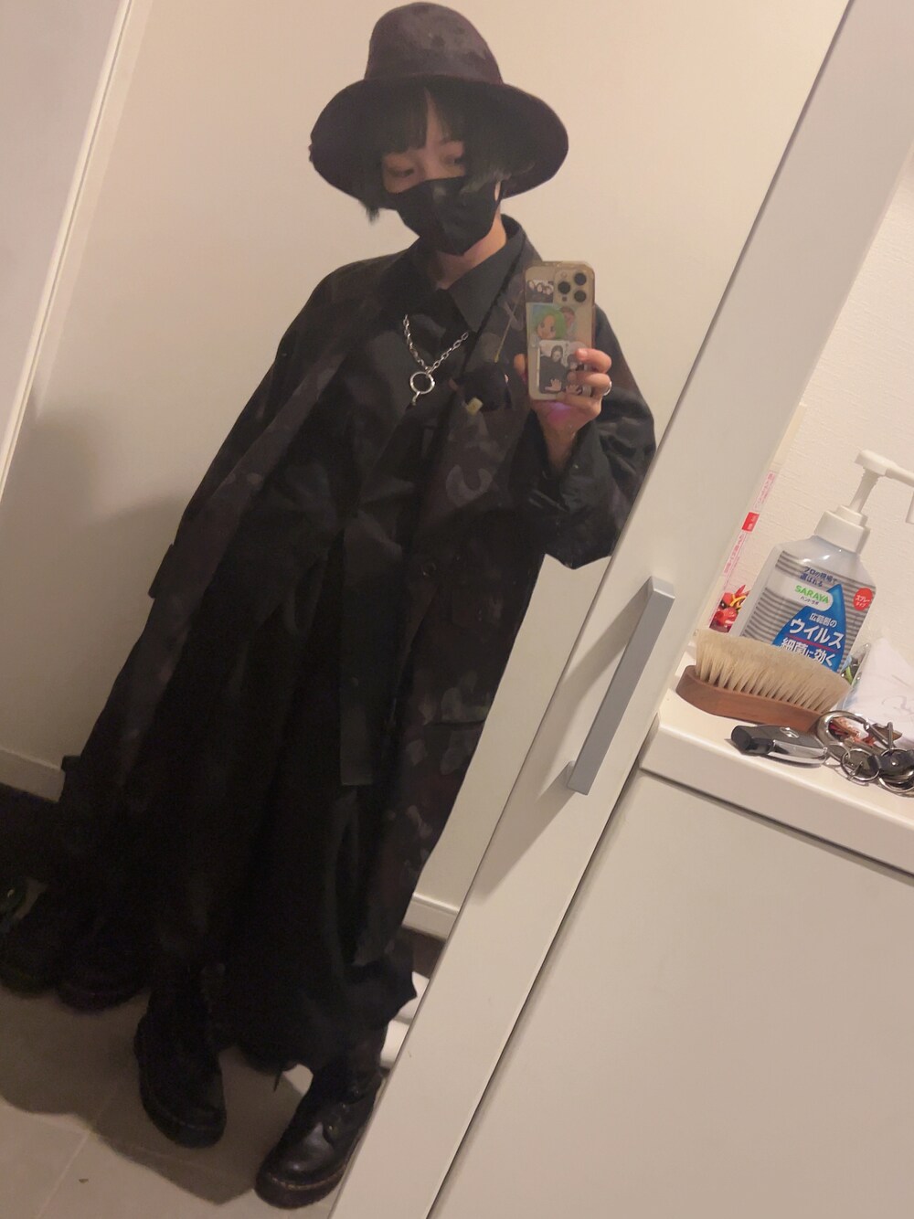 「冬コーデ、お出かけコーデ、おそろいコーデ、yohji yamamoto pour homme、yohjiyamamoto、ヨウジヤマモトプールオム、ヨウジヤマモト、Y's、ワイズ、オトナ女子、アーカイブ」｜「Y'sのアイテム（カーゴパンツ、ブラック系）」を使った、シャーロット・ぬまちさん（レディース・156cm）の冬コーディネートの1枚目の写真