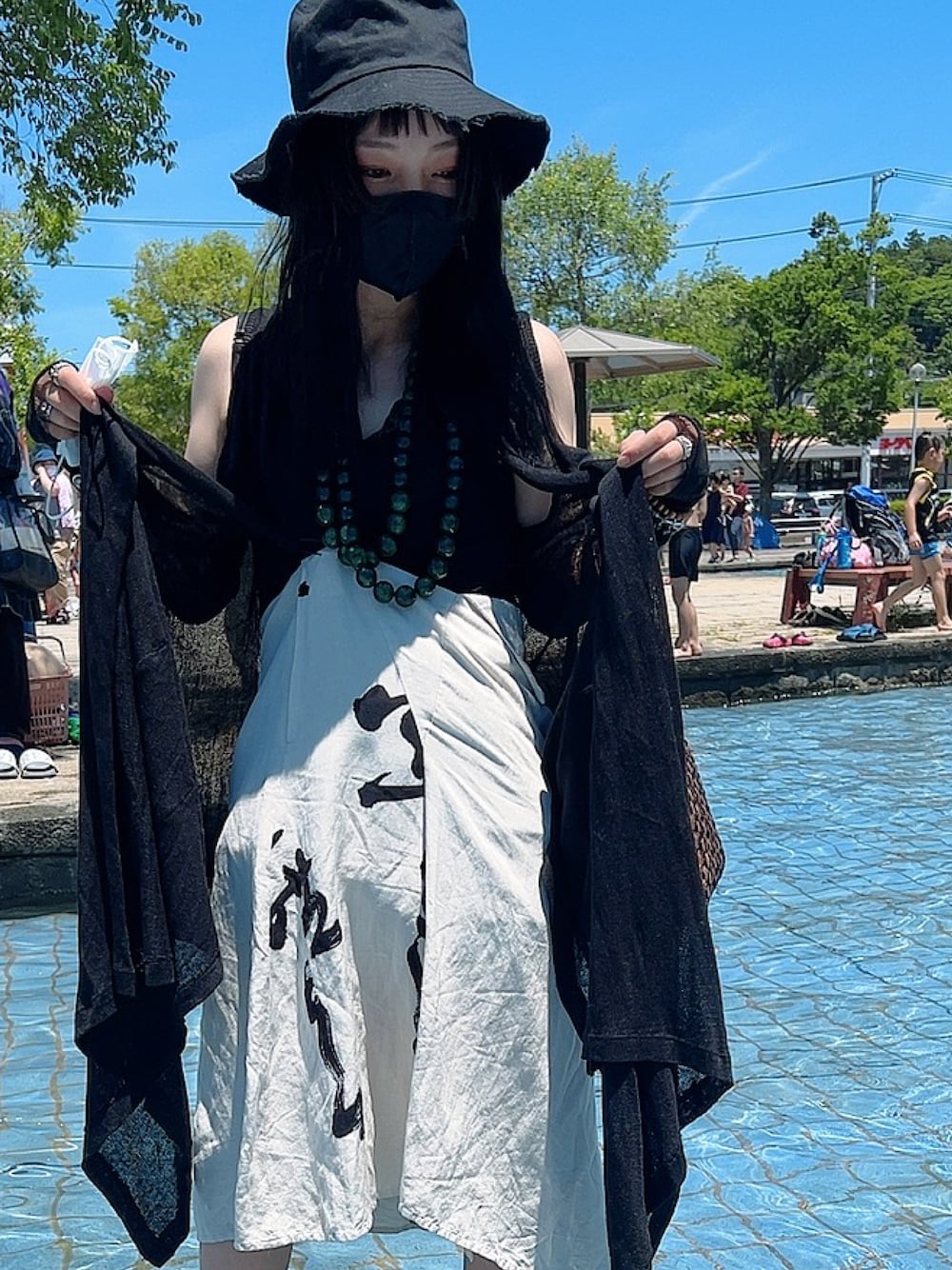 「お出かけコーデ、休日コーデ、夏コーデ、yohji yamamoto、ヨウジヤマモト、ワイズ、LIMI feu、リミフゥ、ドクターマーチン、Dr.Martens、サンダル、丈が長い」｜「UNIQLOのアイテム（タンクトップ、ブラック系）」を使った、シャーロット・ぬまちさん（レディース・156cm）の夏コーディネートの1枚目の写真