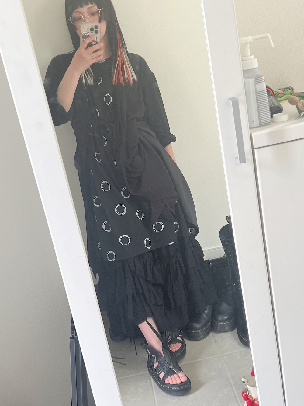 「休日コーデ、カジュアル、モノトーンコーデ、しまむら、yohji yamamoto、ヨウジヤマモト、Dr.Martens、ドクターマーチン、ドクターマーチンサンダル、メガネ女子、ブラック、ブラックコーデ」｜「Y'sのアイテム（カーディガン/ボレロ、ブラック系）」を使った、シャーロット・ぬまちさん（レディース・156cm）の夏コーディネートの1枚目の写真
