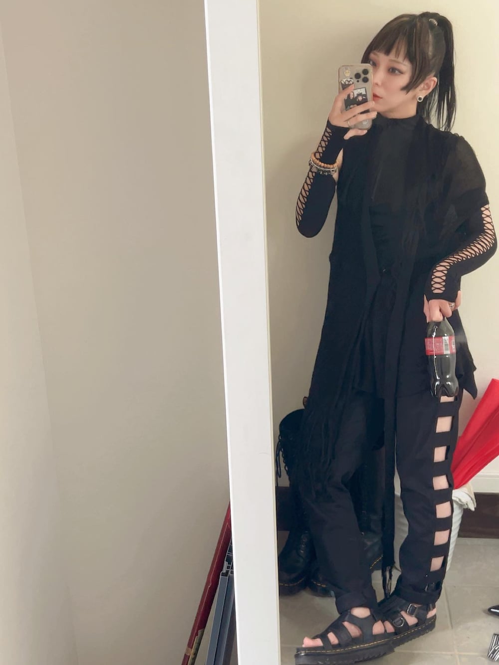 「休日コーデ、モノトーンコーデ、ブラック、ブラックコーデ、ジレ、大人コーデ、yohji yamamoto、ヨウジヤマモト、Y’s、ワイズ、LIMI feu、リミフゥ、Dr.Martens、ドクターマーチン、ドクターマーチンサンダル」｜「Dr. MartensのDr.Martens ZEBRILUS OLSON BLACK AUNT SALLY / ドクターマーチン ゼブリラス オルソン ブラック アント サリー（サンダル、ブラック系）」を使った、シャーロット・ぬまちさん（レディース・156cm）の夏コーディネートの1枚目の写真