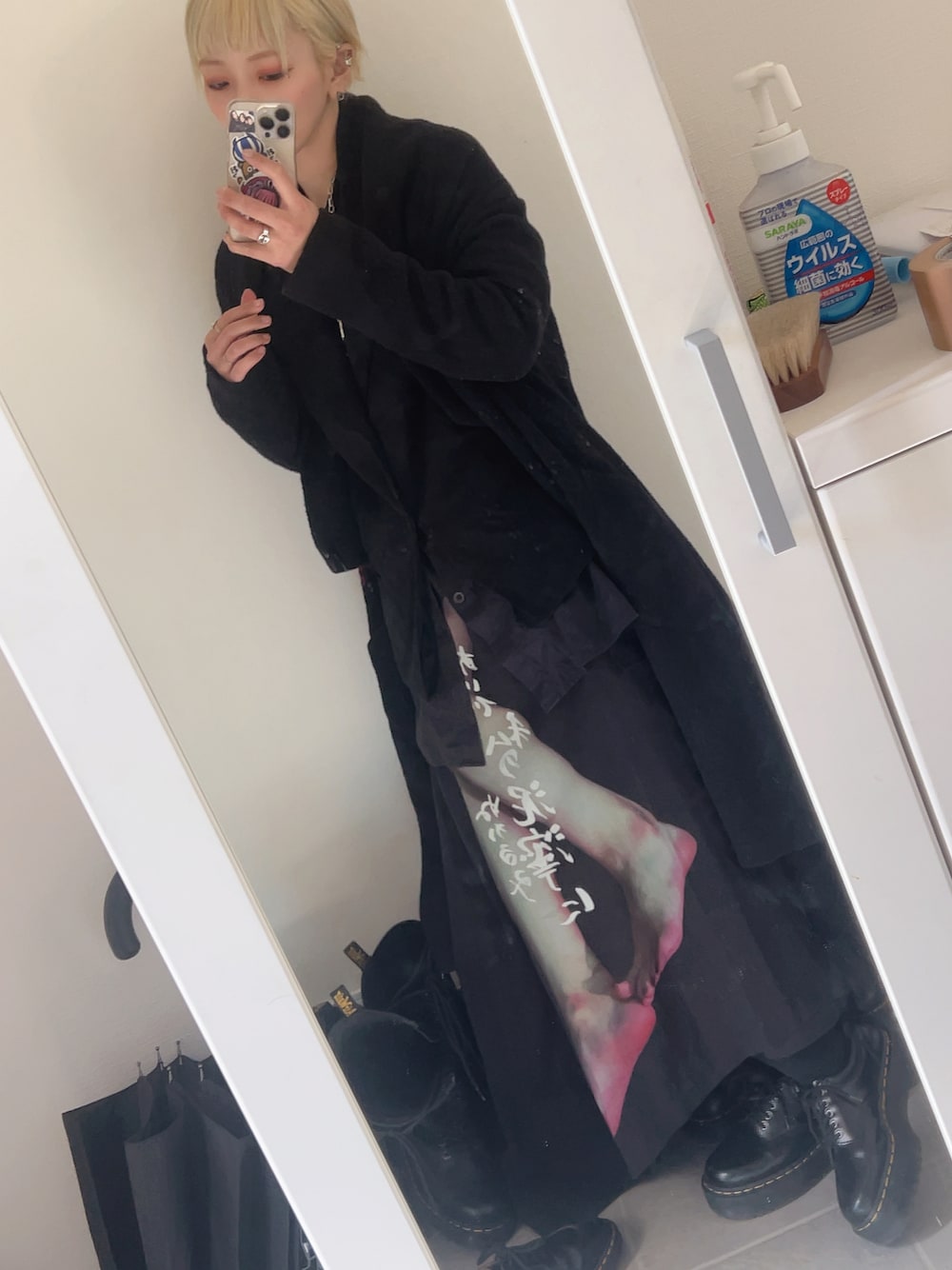 「yohjiyamamoto、yohji yamamoto pour homme、LIMI feu、Dr.Martens、ヨウジヤマモト、ヨウジヤマモトプールオム、リミフゥ、黒、ブラック」｜「LIMI feuのアイテム（ジャケット/アウター、ブラック系）」を使った、シャーロット・ぬまちさん（レディース・156cm）の冬コーディネートの1枚目の写真