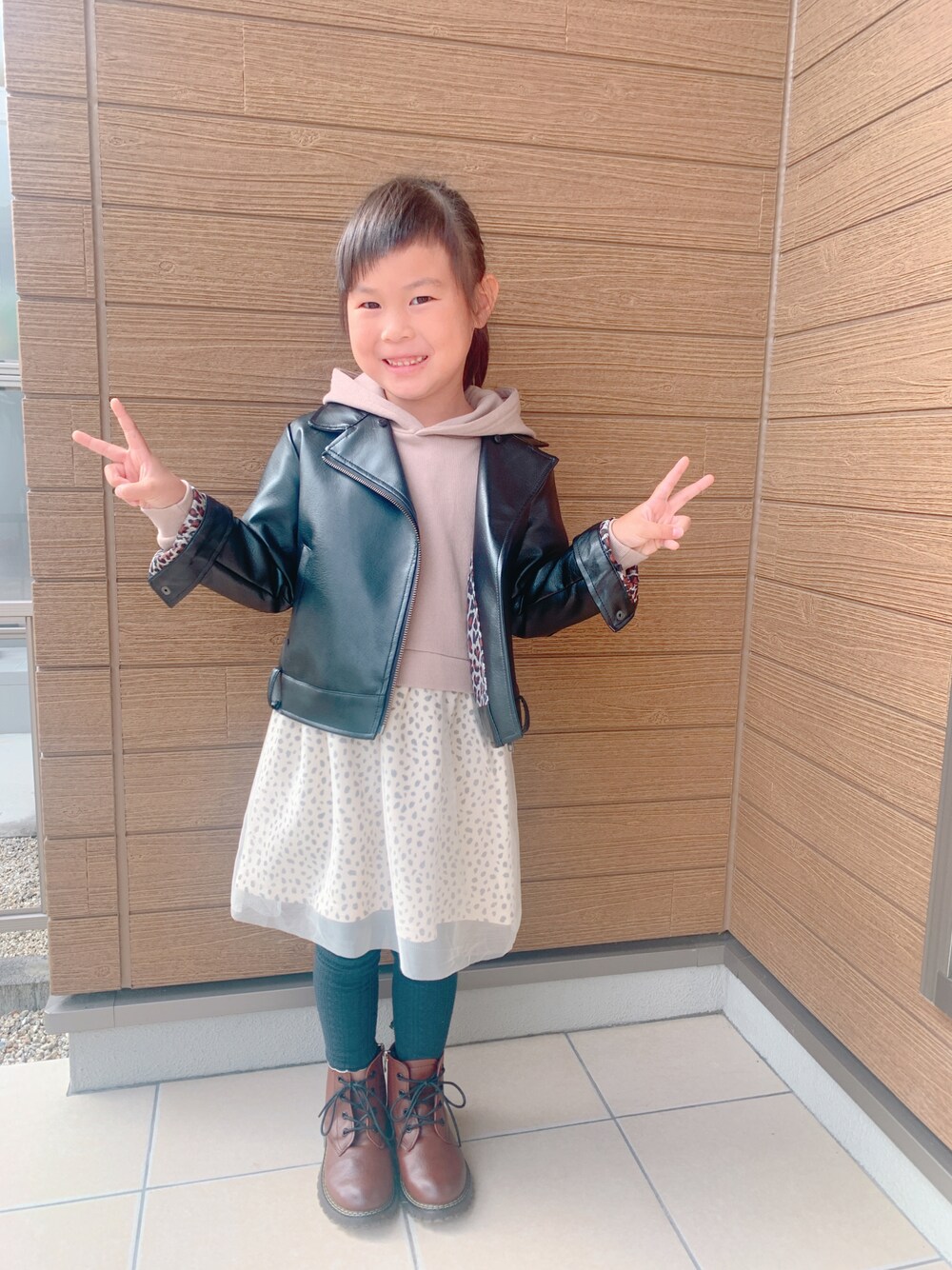 「秋コーデ」｜「Birthdayのアイテム（ライダースジャケット、ブラック系）」を使った、mahinaさん（キッズ・120cm）の秋コーディネートの1枚目の写真