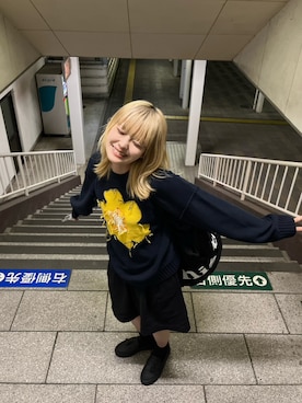 「CAMPHOR WOOD（カンファーウッド）のinside out flower motif cotton sweater / インサイドアウトインターシャフラワーモチーフニット（ニット/セーター、ブルー系）」を使った、ユイカさん（レディース・160cm）の秋コーディネート
