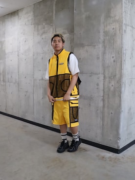 「KEBOZ（ケボズ）のKEBOZ SPORTS NYLON VEST（ベスト、イエロー系）」を使った、Neoさん（メンズ・172cm）の春コーディネート