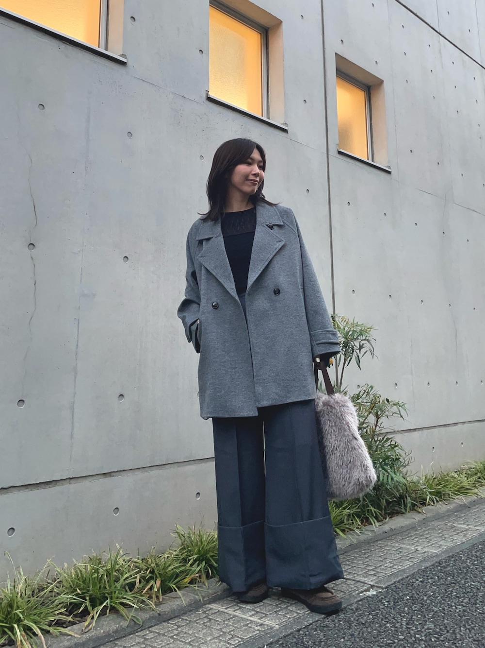 ブラック系のTシャツ/カットソー、グリーン系のスラックス、グレー系のその他アウターを着用したレディースの秋コーディネートの1枚目の写真