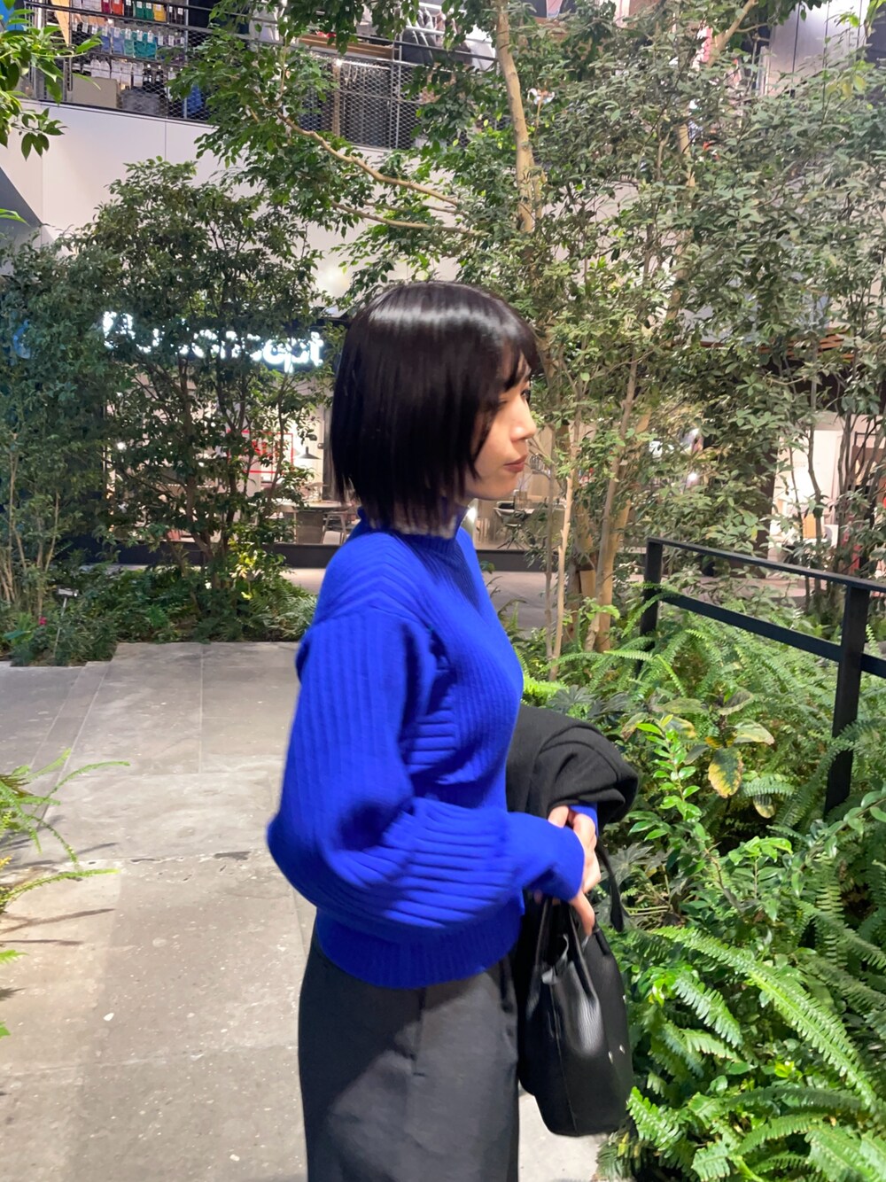 「センスオブプレイス、SENSEOFPLACE」｜「SENSE OF PLACE by URBAN RESEARCHのマトンスリーブセーター（ニット/セーター、ブルー系）」を使った、yuiさん（レディース・167cm）の冬コーディネートの1枚目の写真