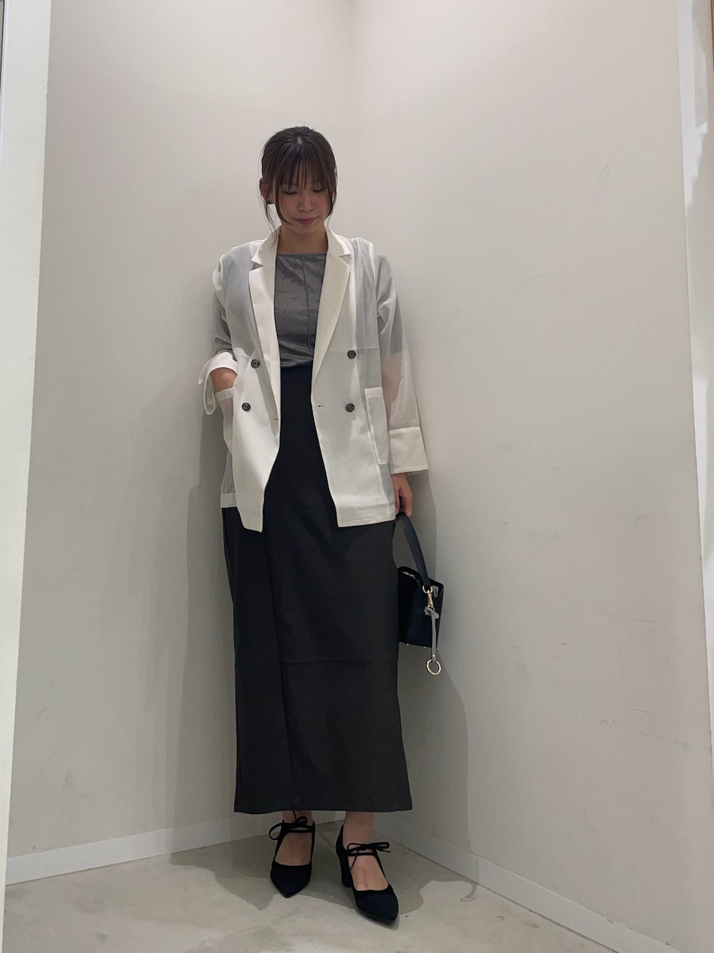 「夏の快適通勤コーデ、オフィスカジュアル、紫外線対策」｜「SENSE OF PLACE by URBAN RESEARCHのシアーテーラードジャケット（その他アウター、ホワイト系）」を使った、yuiさん（レディース・167cm）の夏コーディネートの1枚目の写真
