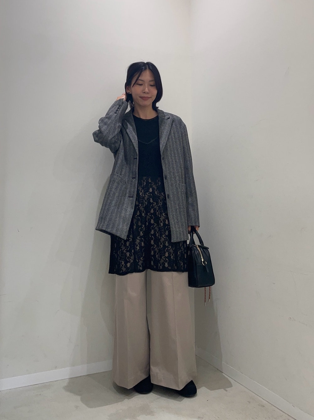 ブラック系のキャミソール、ベージュ系のその他パンツ、ブラック系のその他アウターを着用したレディースの秋コーディネートの1枚目の写真