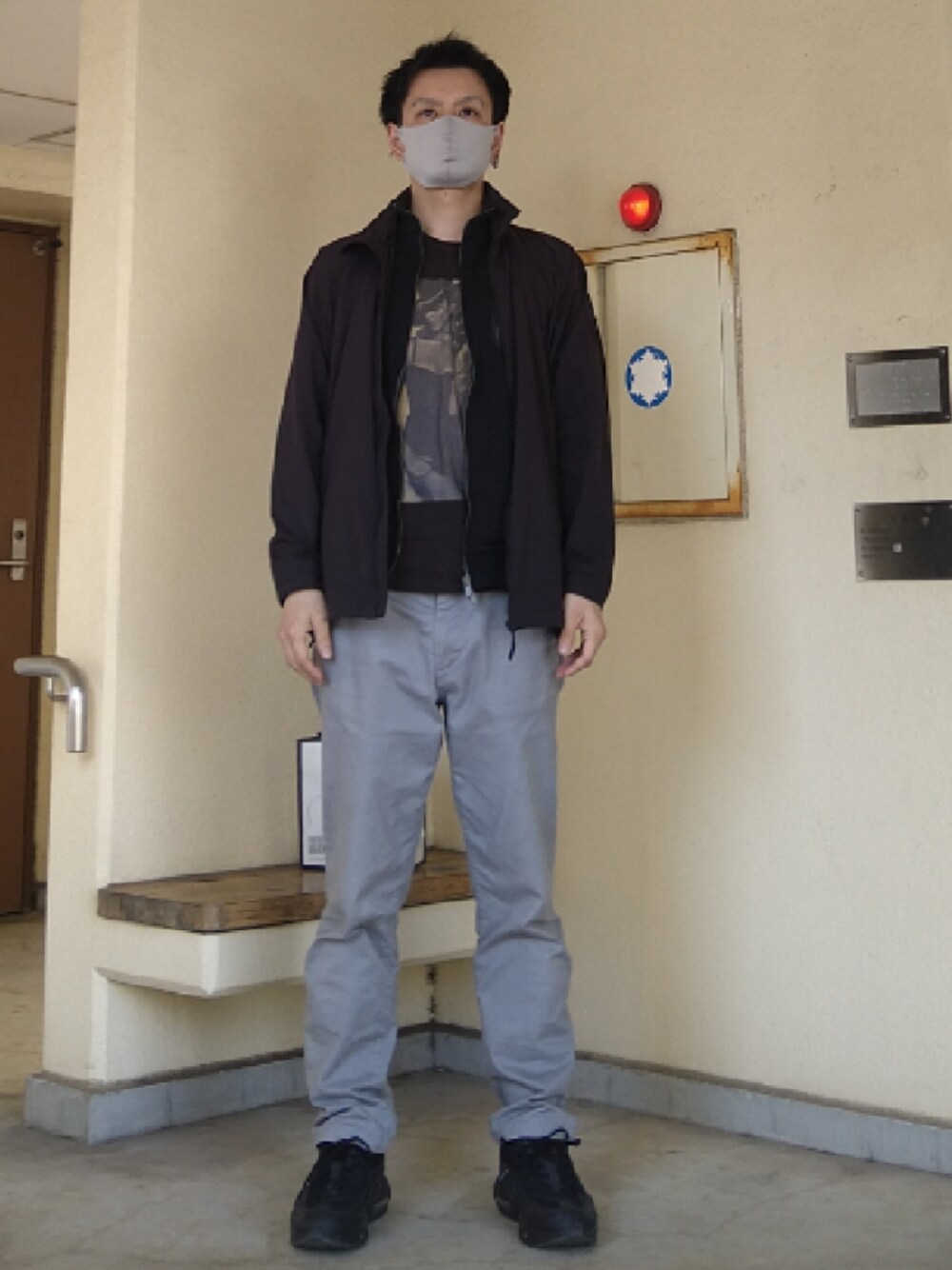 「大人カジュアル、冬コーデ、お洒落さんとつながりたい、メンズコーデ、大人コーデ、カジュアル、今日のコーデ、ブラック、冬アウター、スニーカー、モノトーン」｜「H&Mのアイテム（チノパンツ、グレー系）」を使った、　Nさん（メンズ・171cm）の冬コーディネートの1枚目の写真