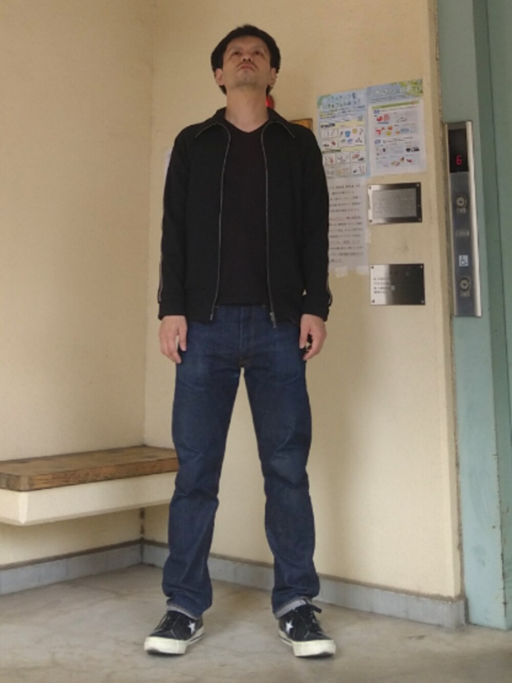 「メンズファッション、お洒落さんとつながりたい、今日のコーデ、休日コーデ、シンプルスタイル、シンプル、お出かけコーデ、モノトーンコーデ、ラフコーデ、いいね、save、フォローお願いします🤑、スニーカー、カジュアル」｜「RESOLUTEのアイテム（デニムパンツ、ブルー系）」を使った、　Nさん（メンズ・171cm）の秋コーディネートの1枚目の写真