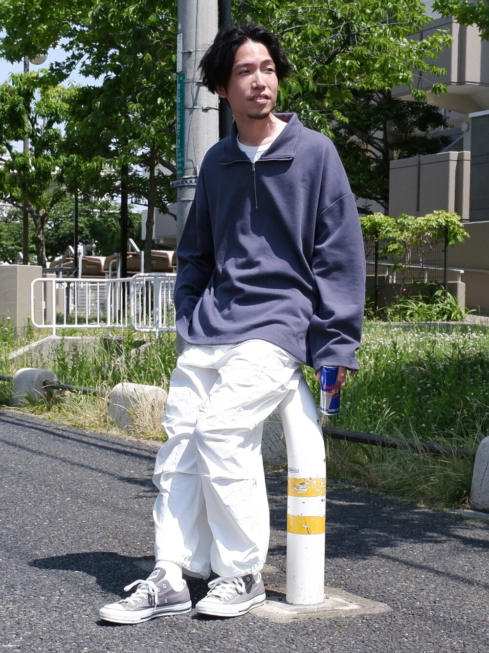 ブルー系のTシャツ/カットソー、ホワイト系のTシャツ/カットソー、ホワイト系のデニムパンツを着用したメンズの夏コーディネートの1枚目の写真