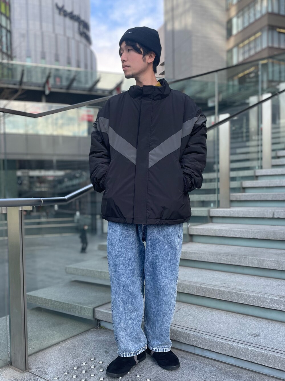 「休日コーデ、ストリート、デニム、ニット帽、きれいめカジュアル、ニット、冬コーデ、ワイドパンツ、スニーカー、ビッグシルエット、レイヤードスタイル、デニムパンツ」｜「ILL'Sの2way ルーズシルエット リバーシブル トラック / ボアジャケット【Confirm】（ナイロンジャケット、ブラック系）」を使った、かみけん。さん（メンズ・168cm）の冬コーディネートの1枚目の写真