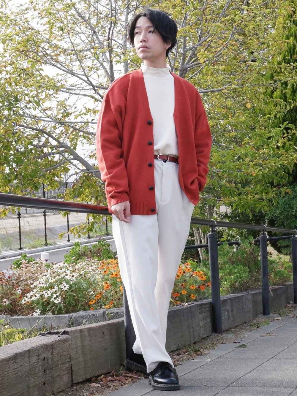 「カーディガン、ビッグシルエット、シンプル、UNIQLO、秋のコーデ、レイヤードスタイル、オレンジ、オーバーサイズ、休日スタイル、プチプラ、タックイン、ホワイトパンツ、きれいめカジュアル、秋冬コーデ、wearhalloween2021」｜「MONO-MARTのボリュームニットルーズカーディガン AUTUMN WINTER 2021-2022（カーディガン/ボレロ、オレンジ系）」を使った、かみけん。さん（メンズ・168cm）の秋コーディネートの1枚目の写真