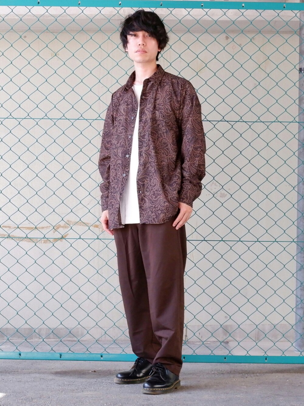 ベージュ系のシャツ/ブラウス、ホワイト系のTシャツ/カットソー、ブラウン系のスラックスを着用したメンズの秋コーディネートの1枚目の写真
