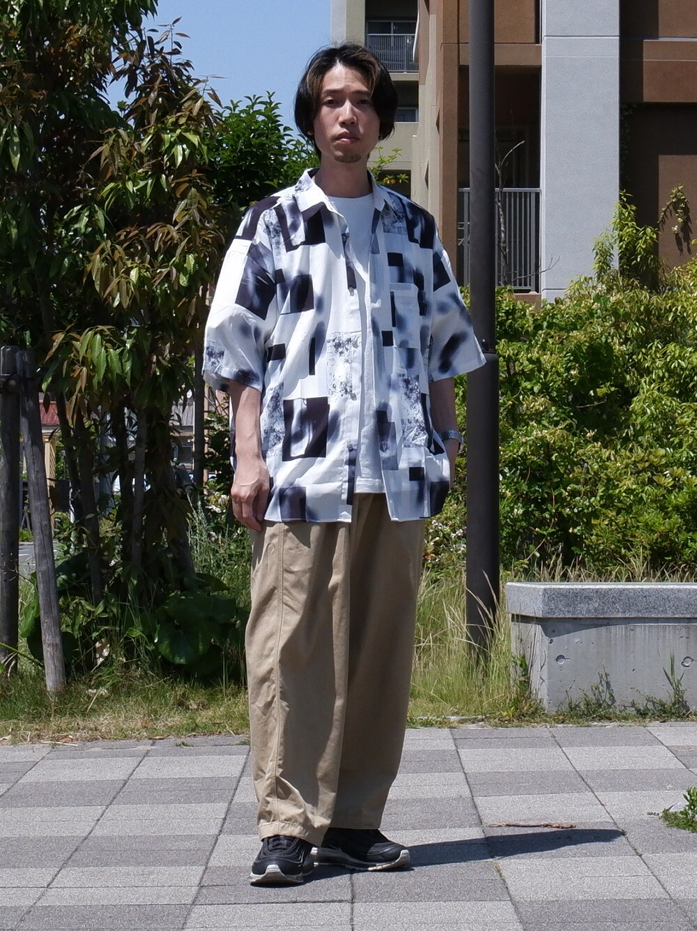 「夏コーデ、きれいめカジュアル、柄シャツ、ワイドパンツ、ビッグシルエット、スニーカー、初夏コーデ、シャツスタイル」｜「Naive magicの【a】とろみシルクタッチポリエステル 総柄半袖ビッグシャツ/ルーズシルエットシャツ（シャツ/ブラウス、ホワイト系）」を使った、かみけん。さん（メンズ・168cm）の夏コーディネートの1枚目の写真