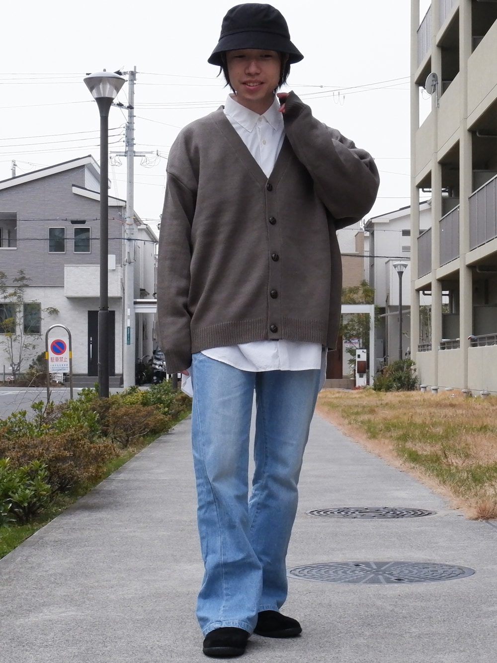 グリーン系のカーディガン/ボレロ、ホワイト系のシャツ/ブラウス、ブルー系のデニムパンツを着用したメンズの冬コーディネートの1枚目の写真