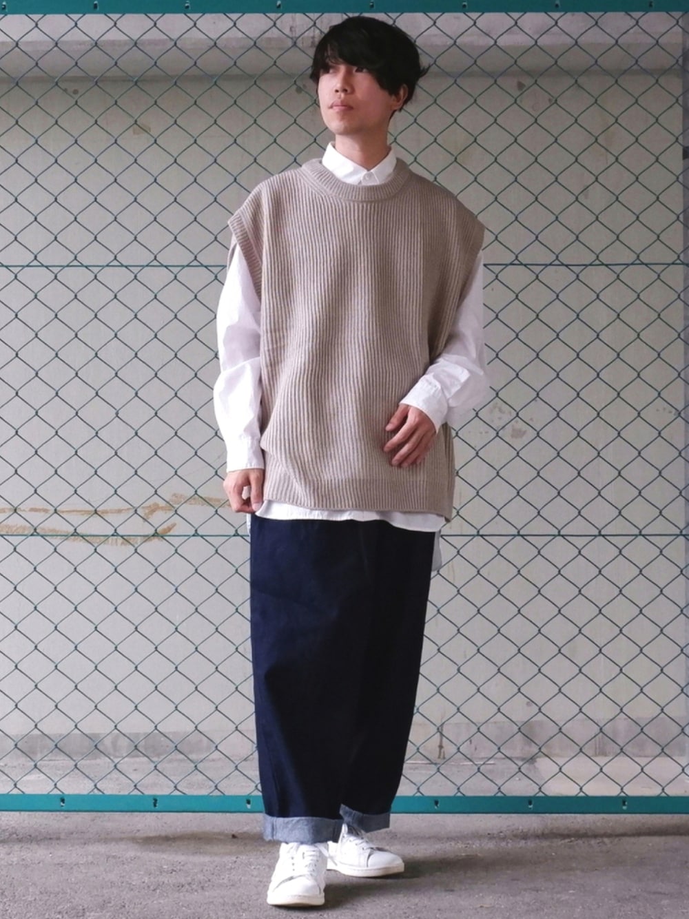 ベージュ系のベスト、ホワイト系のシャツ/ブラウス、ブルー系のデニムパンツを着用したメンズの秋コーディネートの1枚目の写真