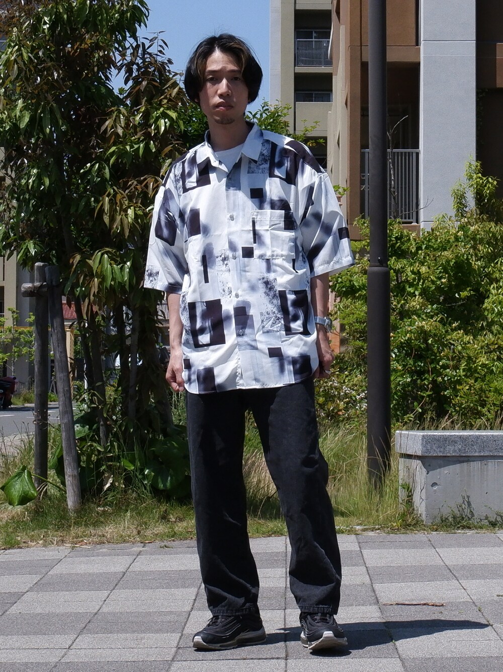 「夏コーデ、シンプルコーデ、シャツスタイル、柄シャツ、初夏コーデ、きれいめカジュアル、スニーカー」｜「Naive magicの【a】とろみシルクタッチポリエステル 総柄半袖ビッグシャツ/ルーズシルエットシャツ（シャツ/ブラウス、ホワイト系）」を使った、かみけん。さん（メンズ・168cm）の春コーディネートの1枚目の写真