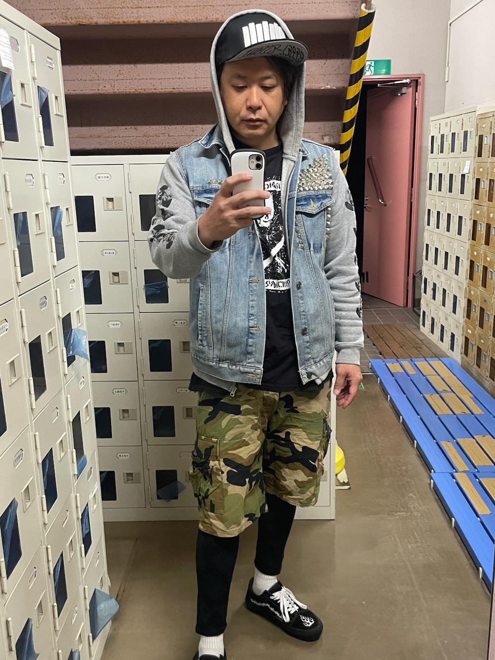 ブルー系のその他アウターを着用したメンズの秋コーディネートの1枚目の写真