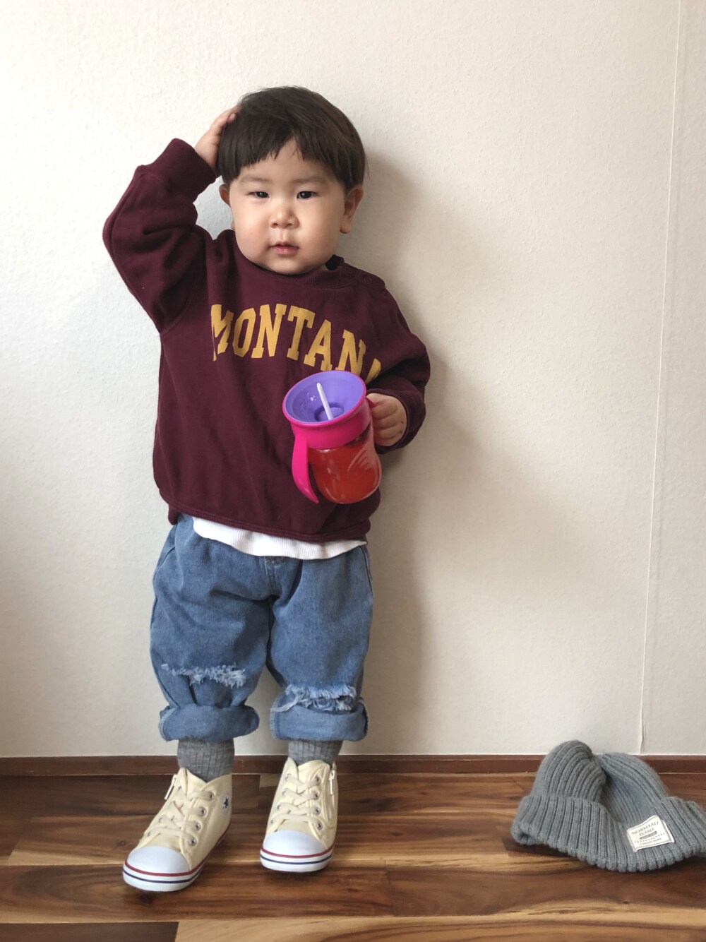 レッド系のスウェット、ベージュ系のTシャツ/カットソー、ブルー系のデニムパンツを着用したキッズの冬コーディネートの1枚目の写真